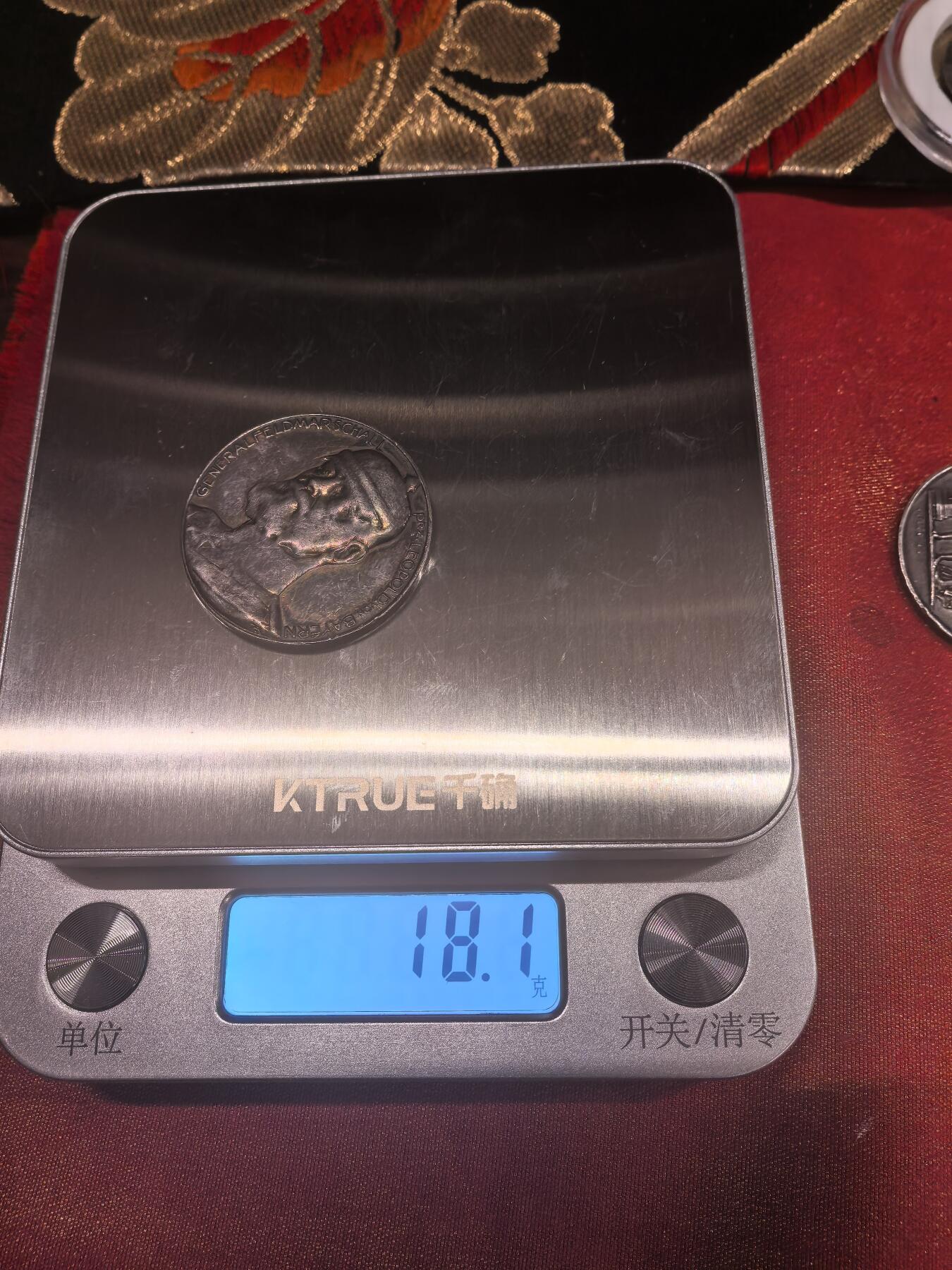 欧洲银章和银币 德国攻占华沙纪念银章解读 这是一枚为纪念**巴伐利亚亲王利奥波德（Prinz Leopold von Bayern）**于1915年8月5日攻占华沙而发行的银质纪念章，属于第一次世界大战期间的爱国纪念章系列。