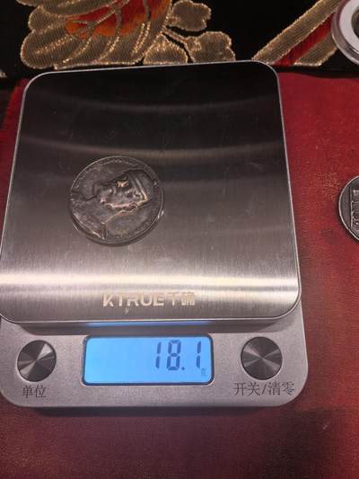 欧洲银章和银币 - 德国攻占华沙纪念银章解读 这是一枚为纪念**巴伐利亚亲王利奥波德（Prinz Leopold von Bayern）**于1915年8月5日攻占华沙而发行的银质纪念章，属于第一次世界大战期间的爱国纪念章系列。