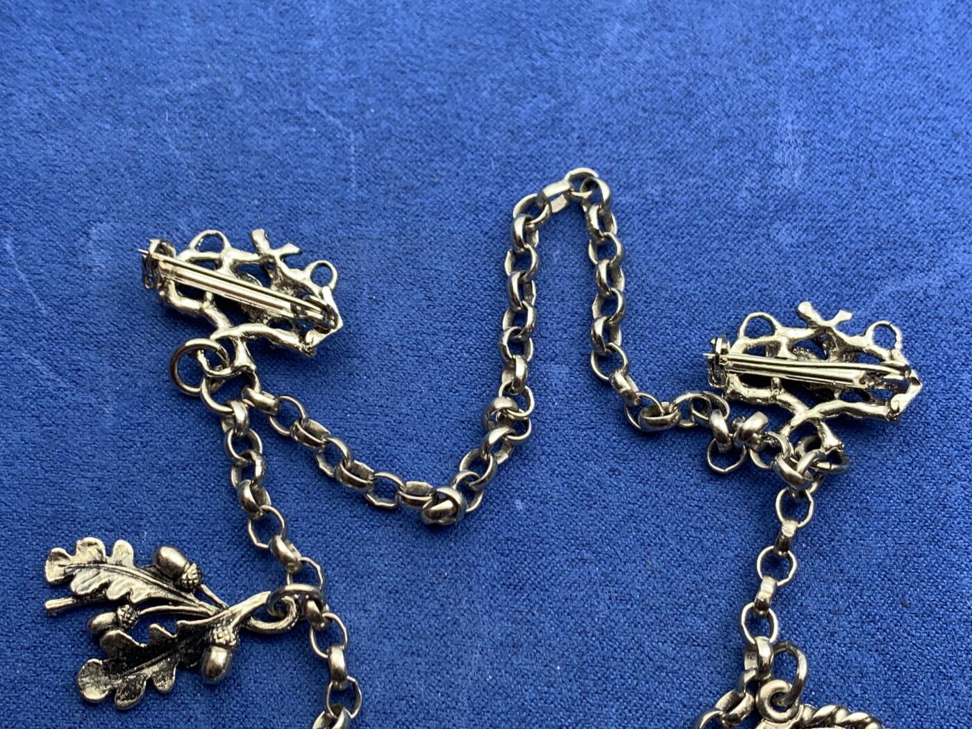 《竞宝斋》第467场 周日，周一 2场连拍 （全场包邮）欢迎送拍 欧洲工艺链饰 含两枚1/2马克银币 其它部分 各种材质都有，有的竟然含金 重29.25克。