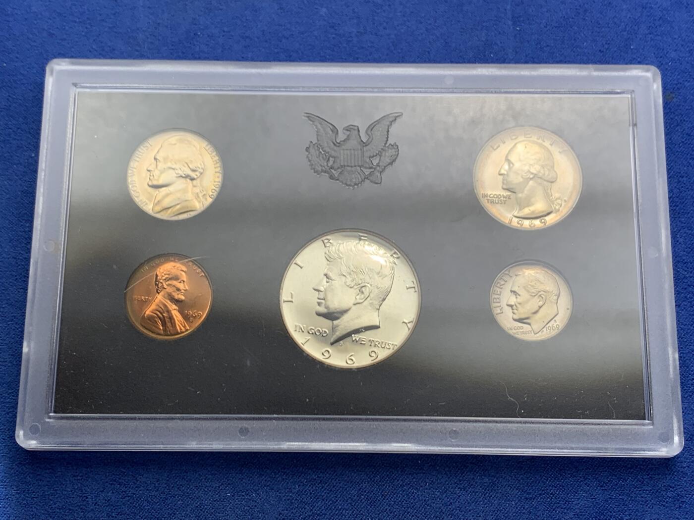 《竞宝斋》第467场 周日，周一 2场连拍 （全场包邮）欢迎送拍 美国1969年5枚精制纪念币套 带盒