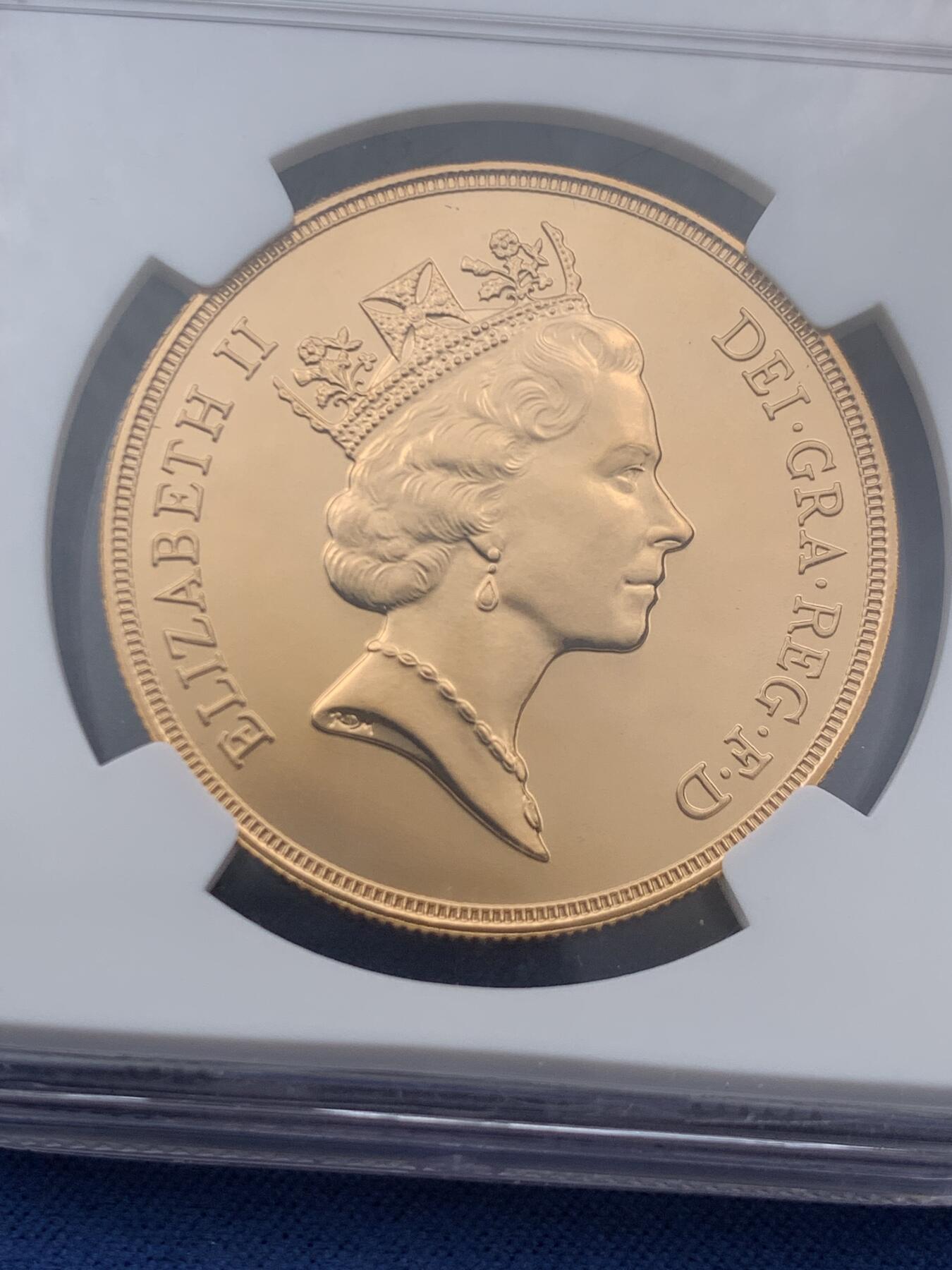 《竞宝斋》第467场 周日，周一 2场连拍 （全场包邮）欢迎送拍 冠军分 NGC MS70PL 英国1986年伊丽莎白二世-马剑5索维林（5英镑）金币 39.94克 9167金 铸造量7723枚 ebuy69分标价7800美元 状态一流