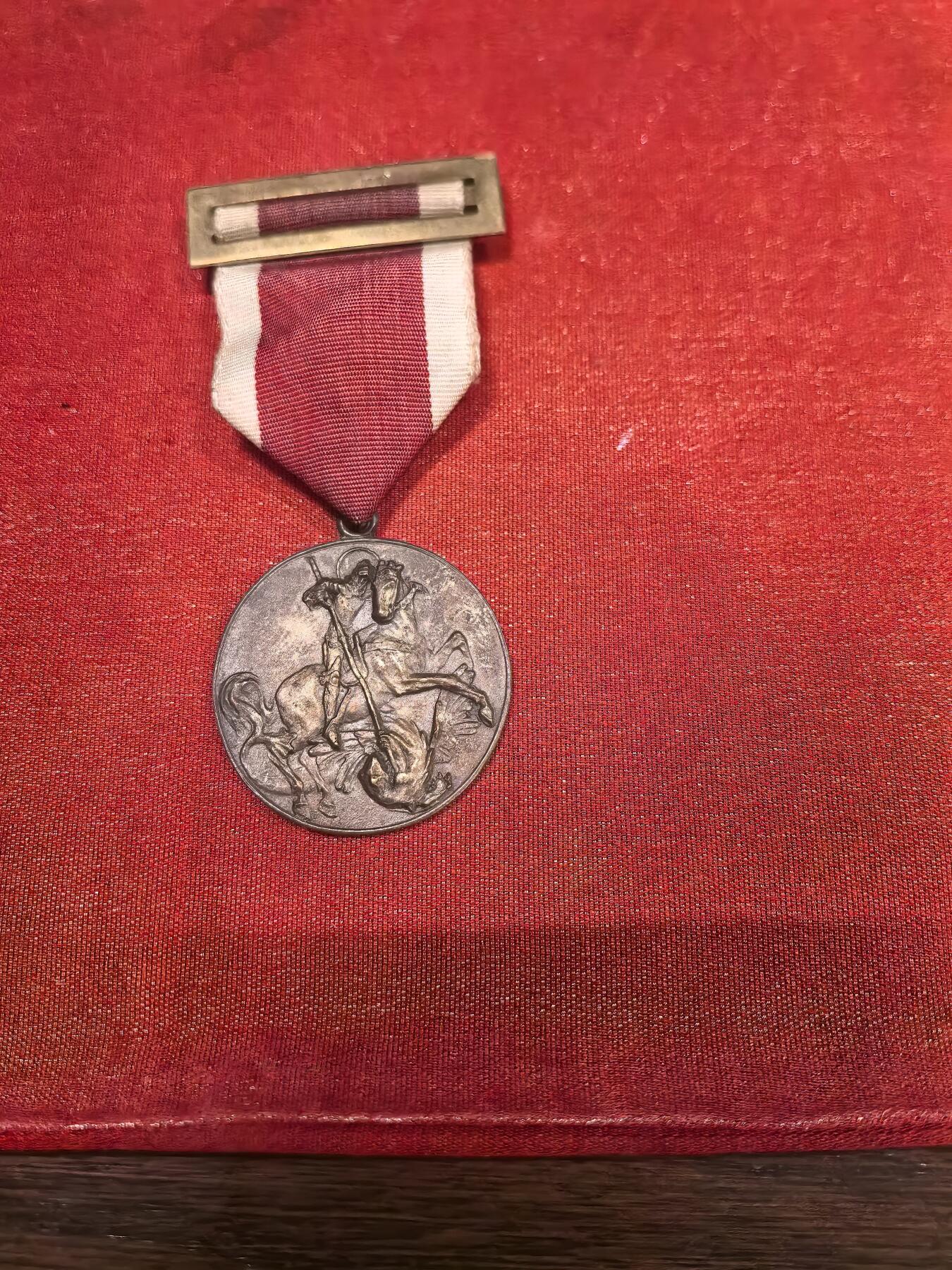 欧洲银章和银币  1941-1942年西班牙“全勤与守时”主题铜质奖章解读 这是一枚西班牙佛朗哥独裁时期（1939-1975）的机构表彰奖章，核心主题为“全勤与守时”，正面采用经典的圣乔治屠龙图案