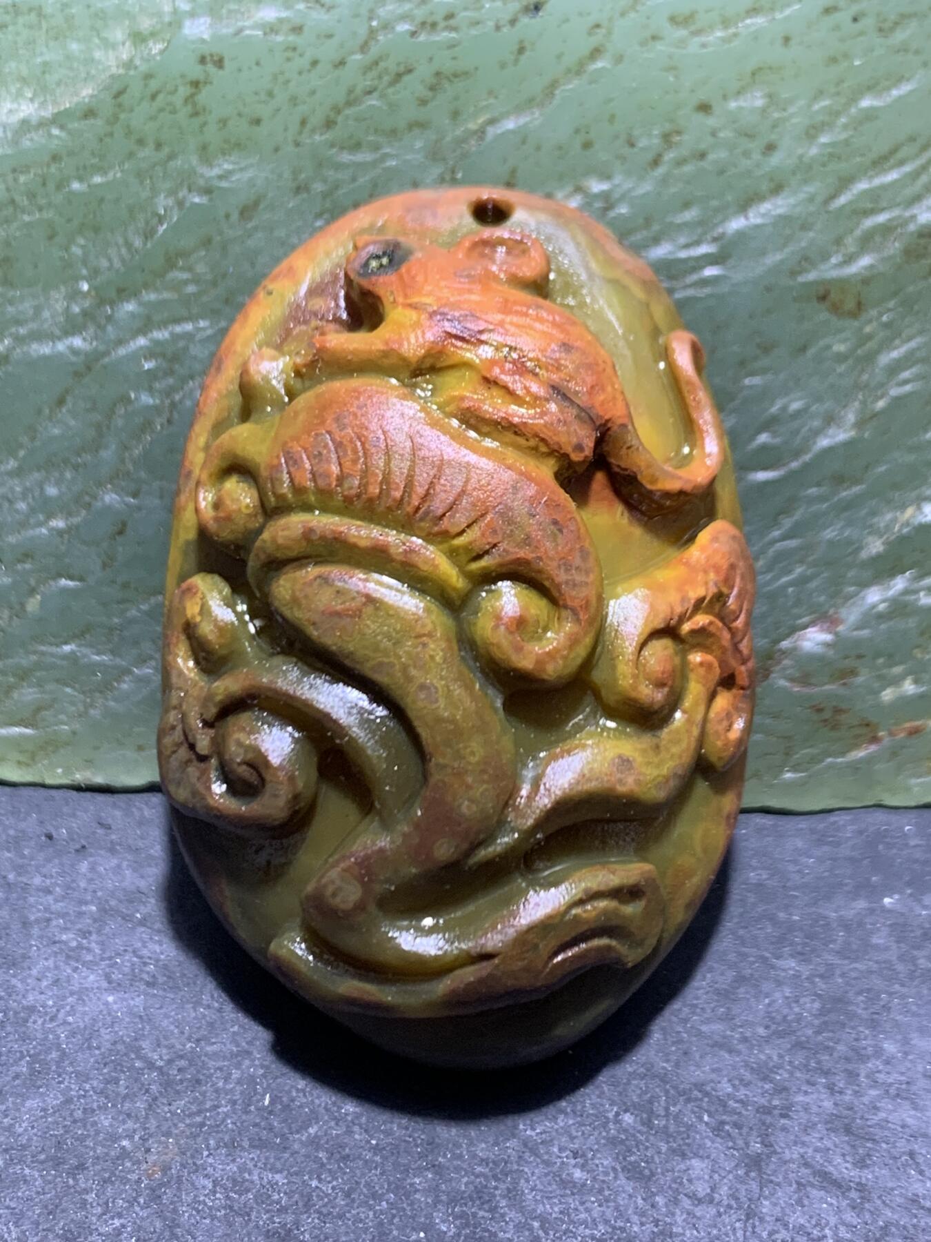 精美亚光冰飘战国红玛瑙手工俏色巧雕鼠来宝吊坠一个，