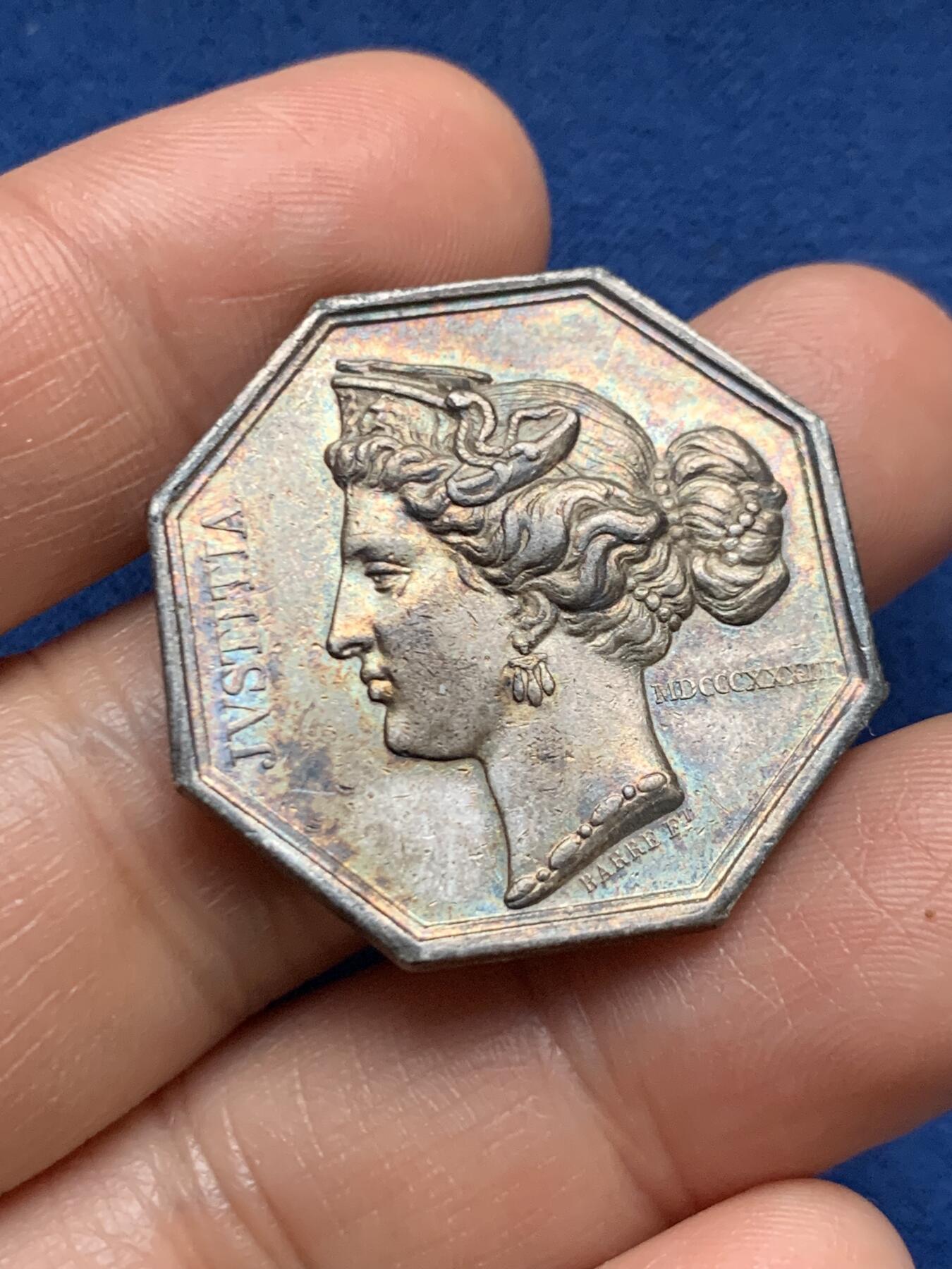 《竞宝斋》第467场 周日，周一 2场连拍 （全场包邮）欢迎送拍 法国1833女神头像银质八角代币，少见品种八角，神态与眼神冷峻而又孤傲， 早期少见神灯边铭银标，直径：31.1mm，重量：13.6g