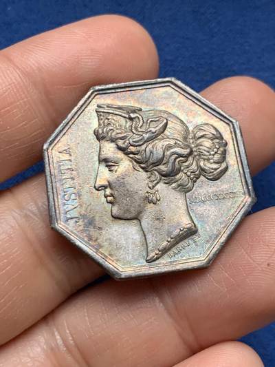 《竞宝斋》第467场 周日，周一 2场连拍 （全场包邮）欢迎送拍 - 法国1833女神头像银质八角代币，少见品种八角，神态与眼神冷峻而又孤傲， 早期少见神灯边铭银标，直径：31.1mm，重量：13.6g