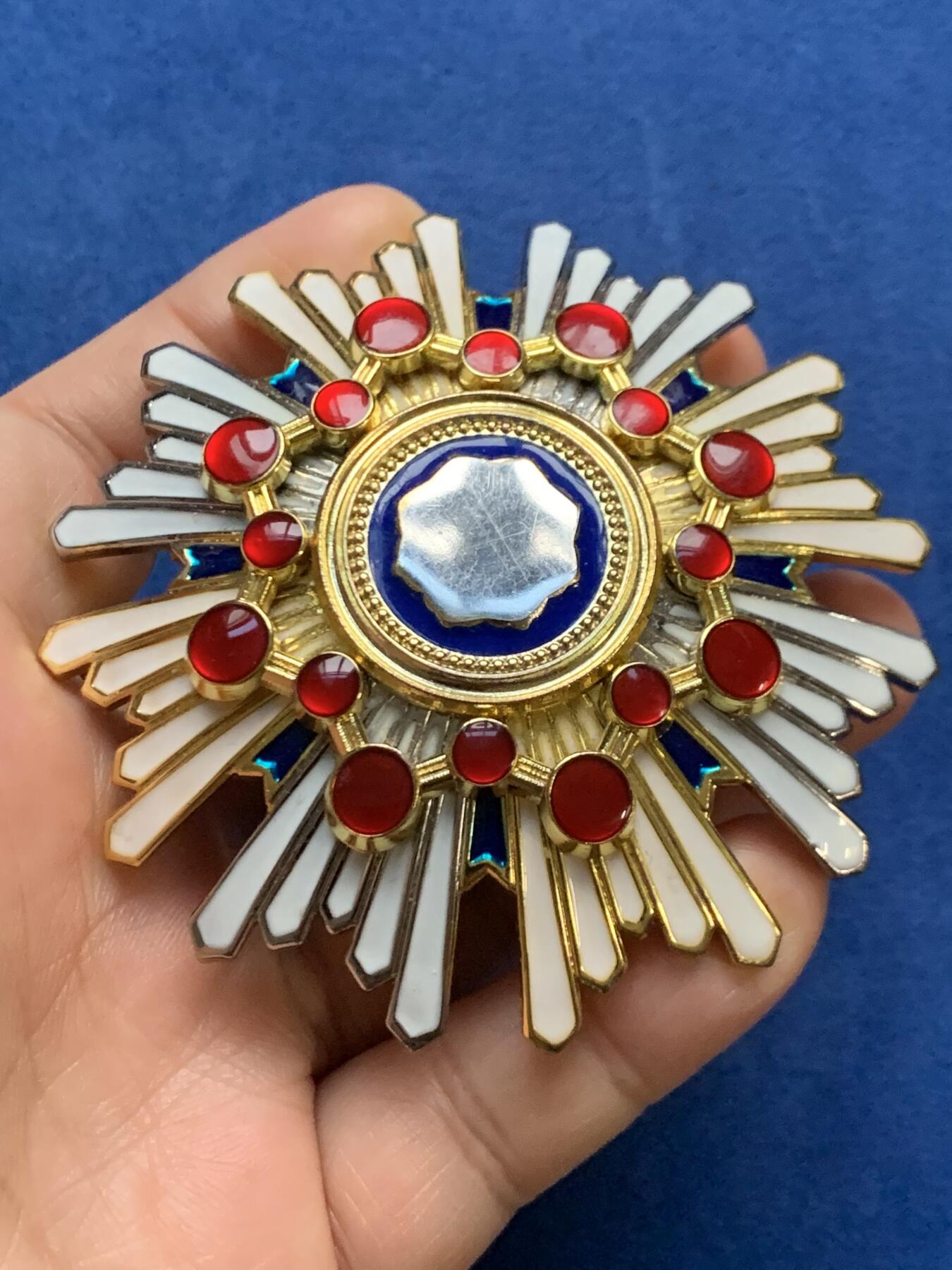 《竞宝斋》第467场 周日，周一 2场连拍 （全场包邮）欢迎送拍 复刻日本瑞宝二等章 合金材质 108.7克 细节见图