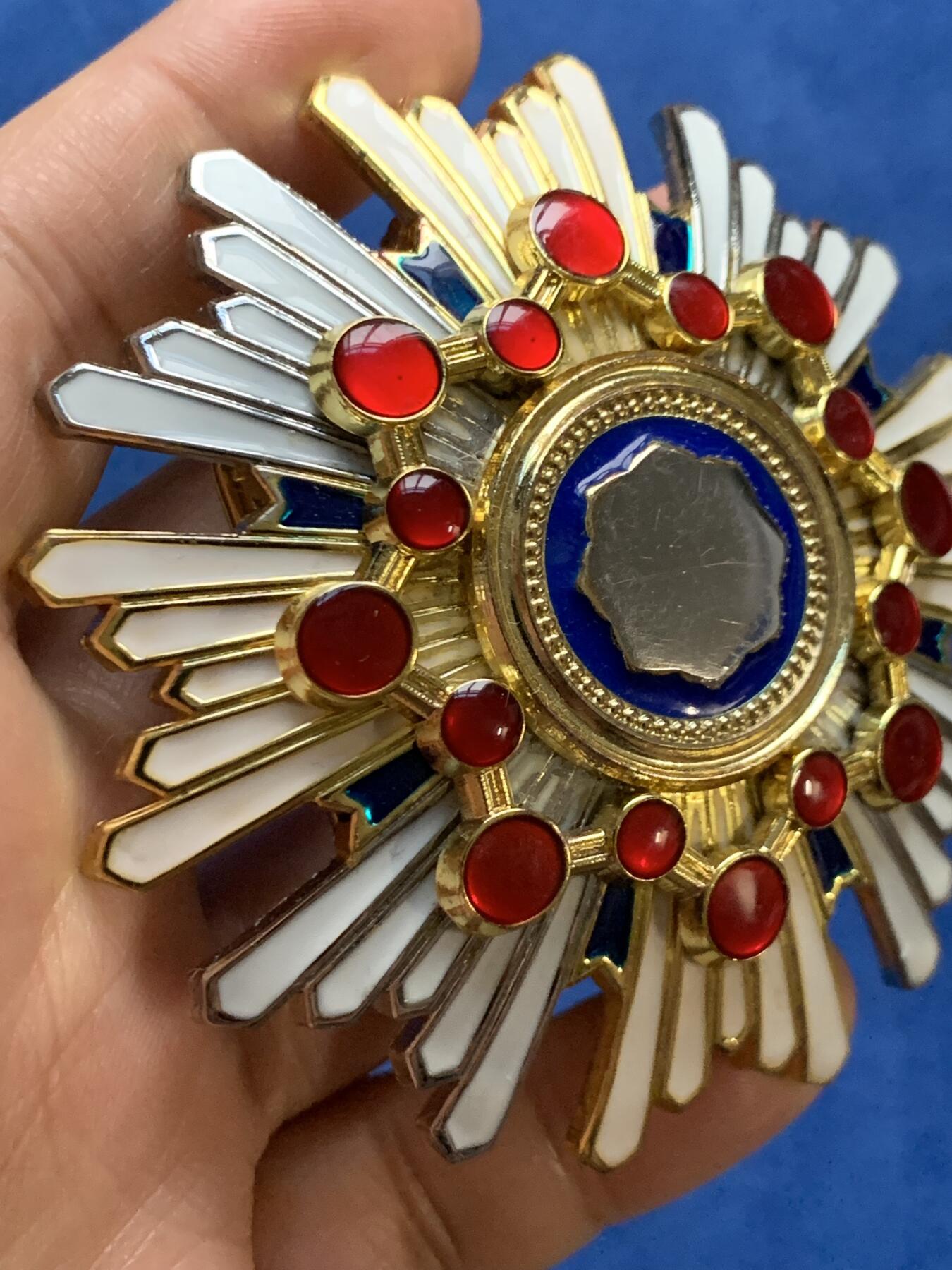 《竞宝斋》第467场 周日，周一 2场连拍 （全场包邮）欢迎送拍 复刻日本瑞宝二等章 合金材质 108.7克 细节见图