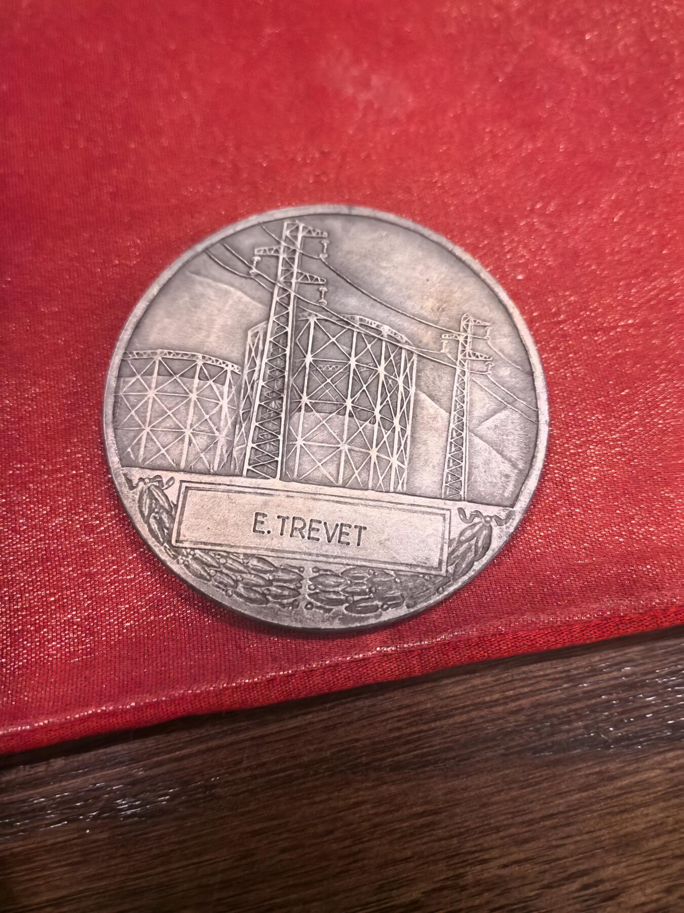 欧洲银章和银币  法国电力与燃气公司（EDF/GDF）服务纪念章解读 这是一枚由法国著名章牌雕刻家 亨利·德罗普西（Henri Dropsy, 1885-1969） 设计的镀银铜质纪念章，用于表彰在法国电力与燃气公司