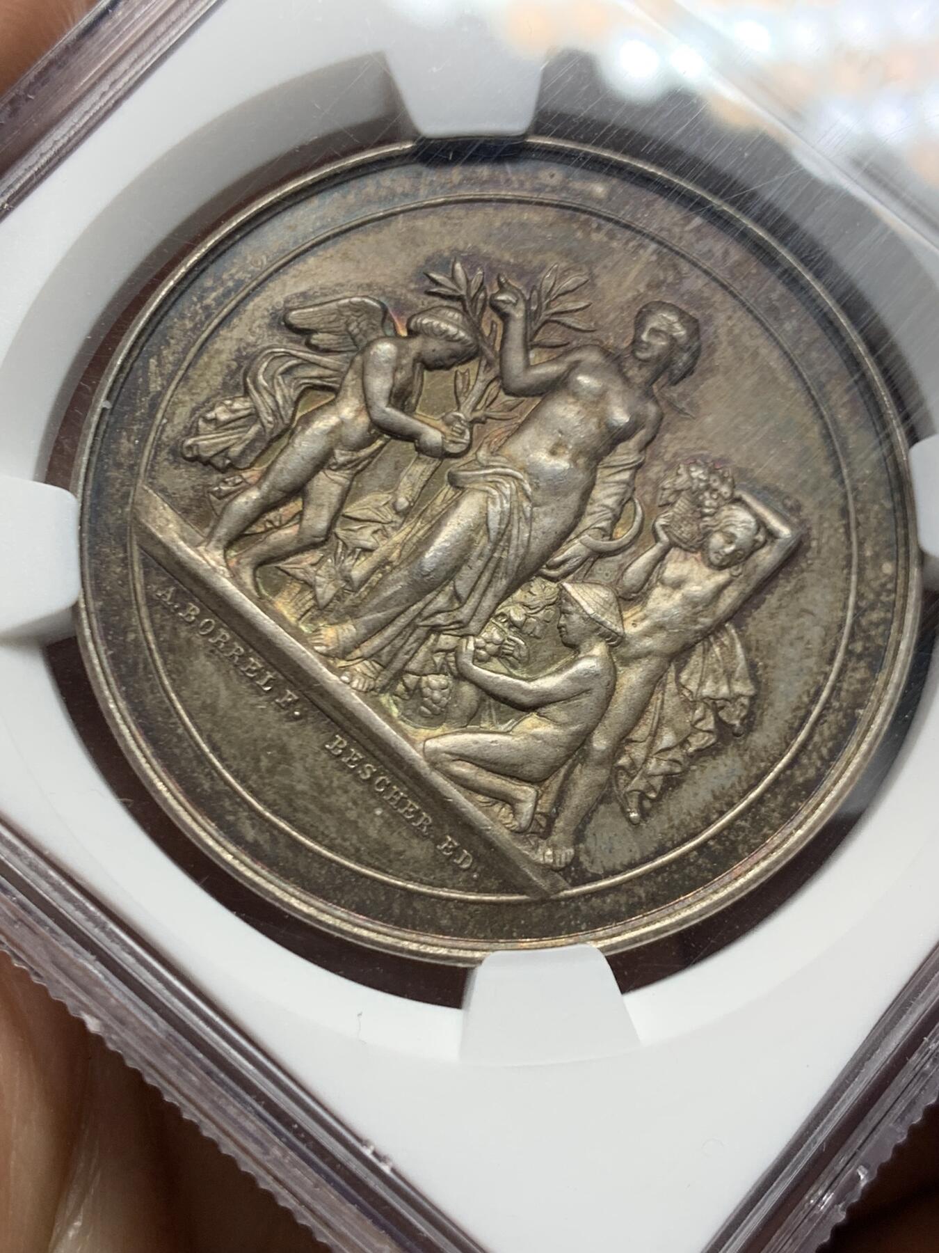 《竞宝斋》第467场 周日，周一 2场连拍 （全场包邮）欢迎送拍 NGC MS63 法国贡比涅农业协会大银章，39mm大规格，丰饶角边铭。清凉女神与三个小天使，经典图案，古典风格。背面花环繁复精美，原味老五彩