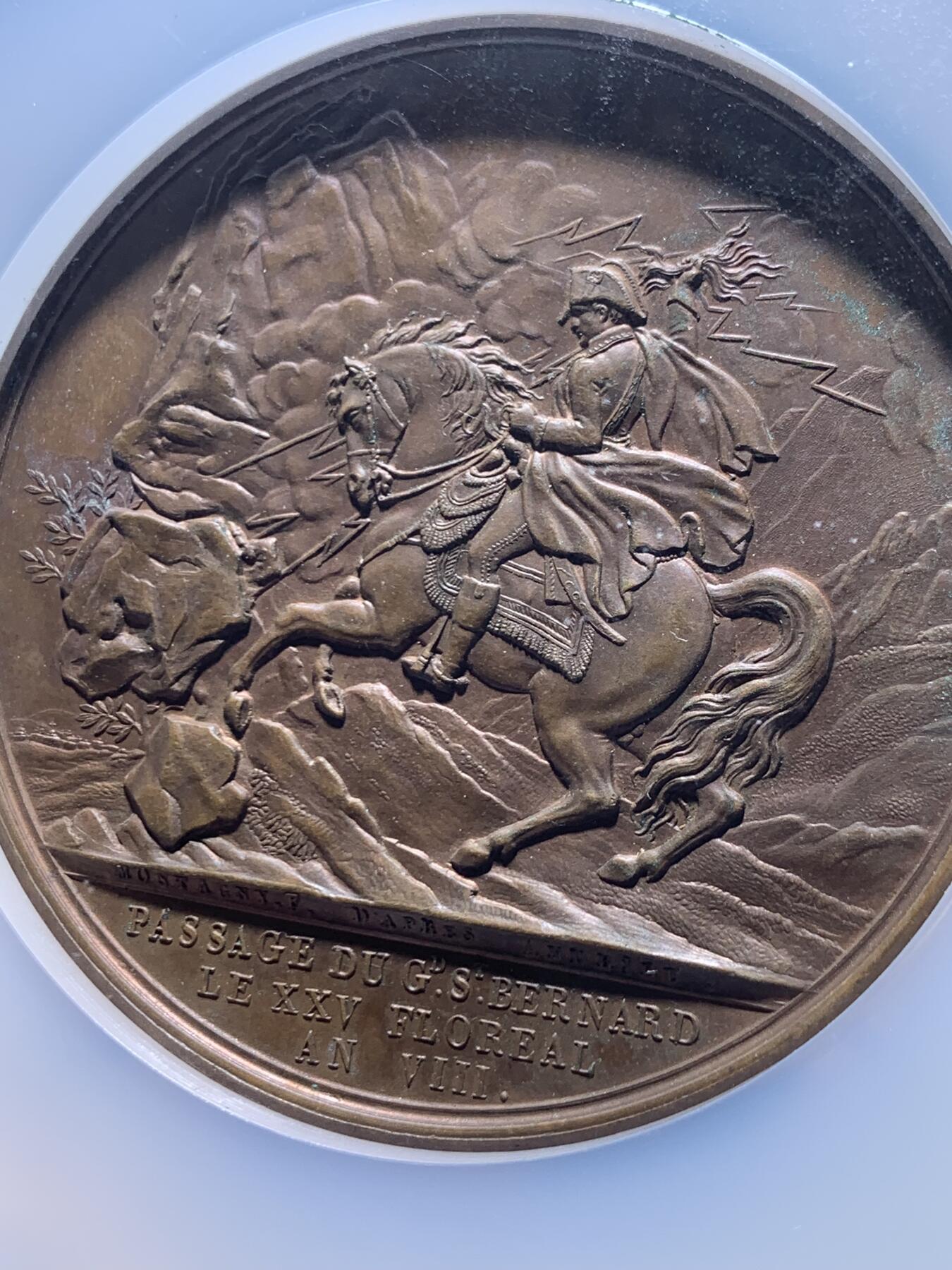 《竞宝斋》第467场 周日，周一 2场连拍 （全场包邮）欢迎送拍 NGC MS63BN 法国1800年拿破仑马伦哥会战纪念铜章，超大加厚盒，双面高浮雕，正面：马伦哥战役为法国与奥地利帝国于第二次反法同盟时期的一场战役，背面：背面为拿破仑穿越圣伯纳德山口，仿照了著名的油画，拿皇手执霹雳雷火，为敌人降下永世神罚