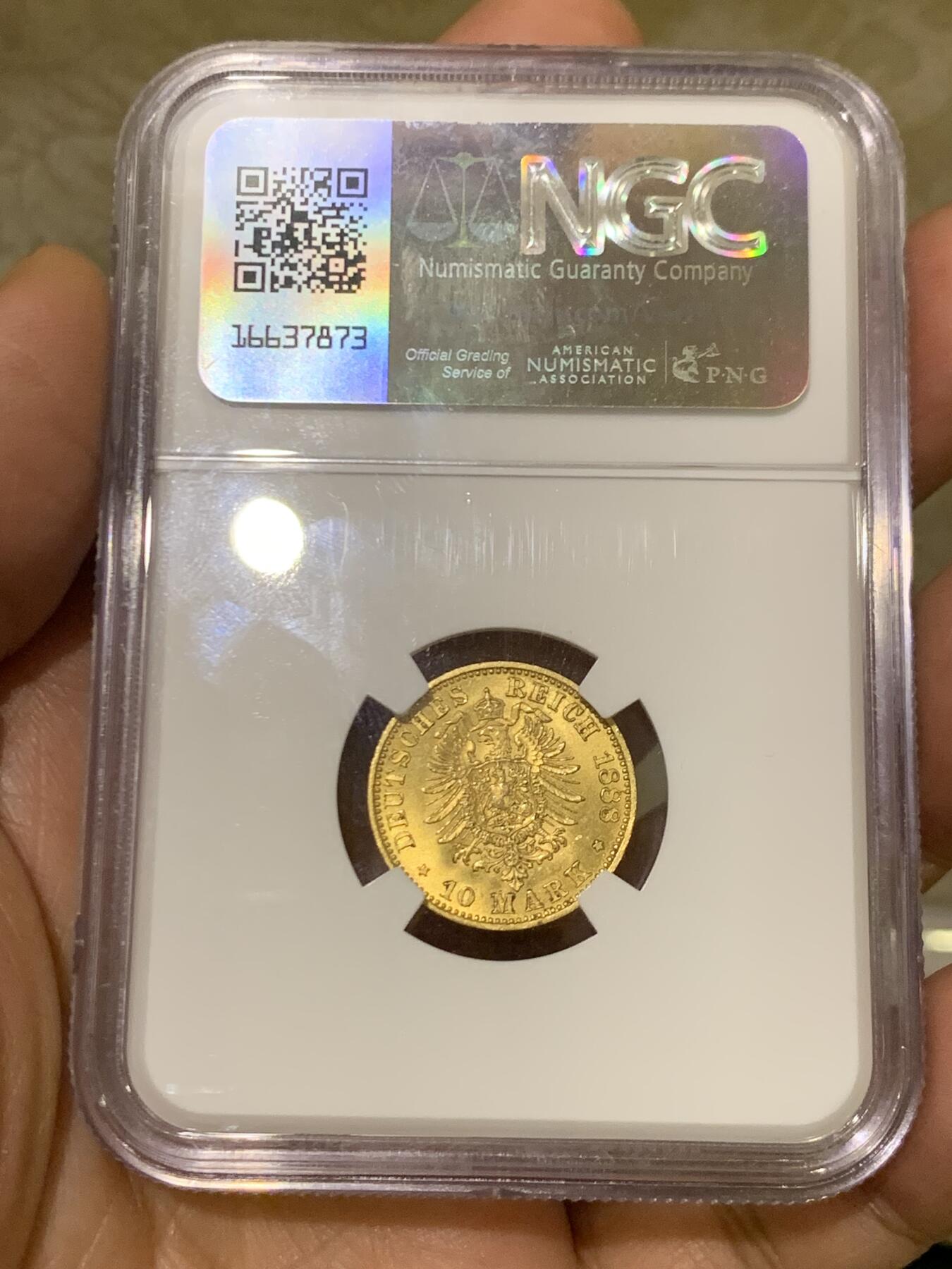 《竞宝斋》第467场 周日，周一 2场连拍 （全场包邮）欢迎送拍 NGC MS65 德国1888年三皇10马克金币 腓特烈三世 900金 3.98克 吉利年份 GEM品相难得