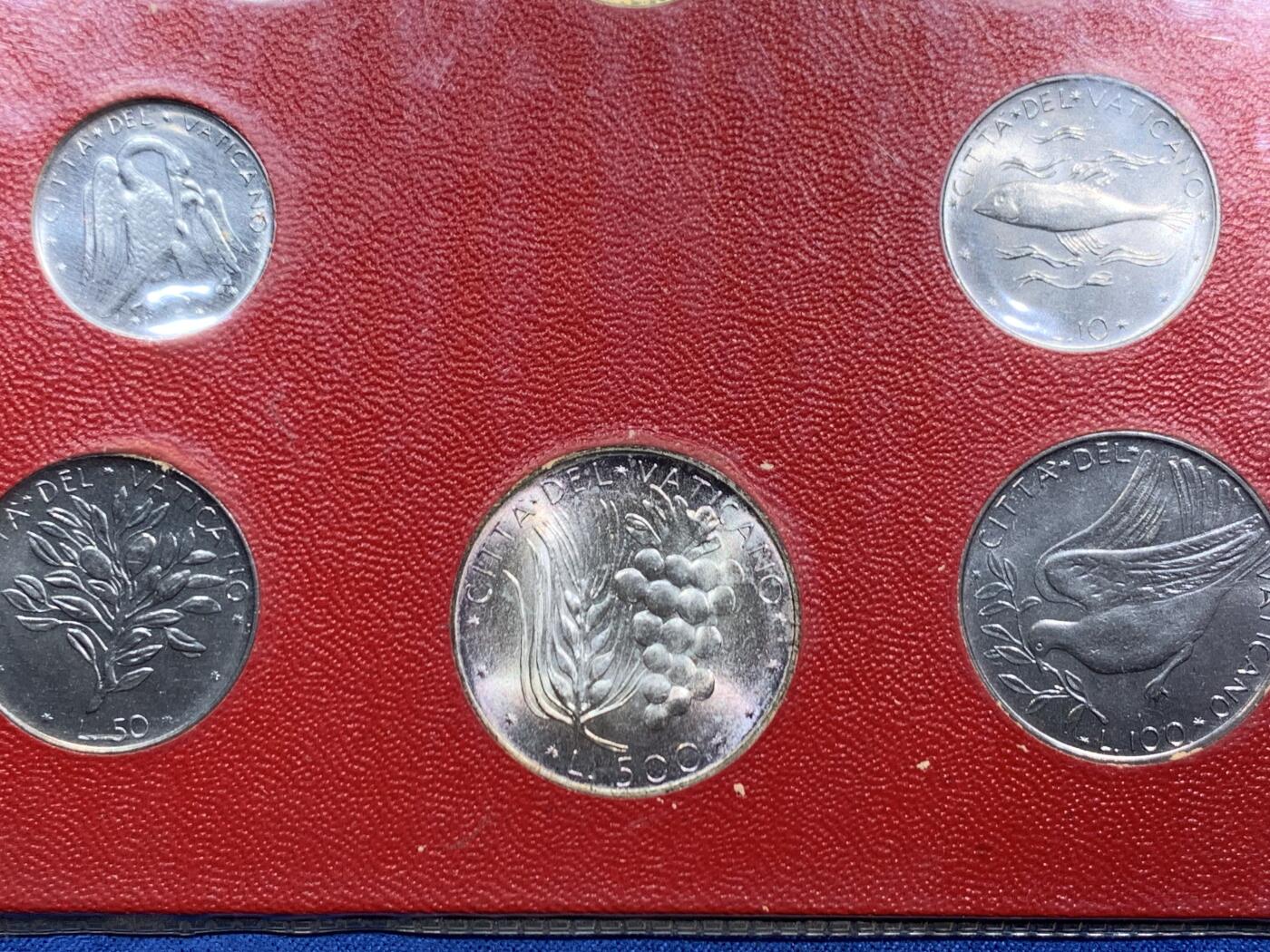 《竞宝斋》第467场 周日，周一 2场连拍 （全场包邮）欢迎送拍 梵蒂冈8枚装套币 带一枚500里拉银币