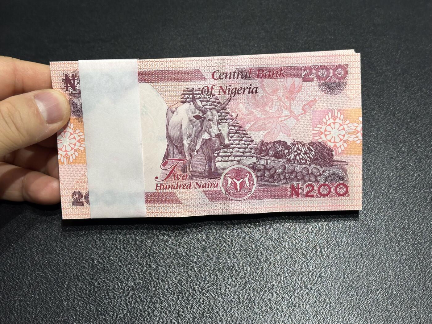 《外钞收藏家》第六百一十四期（精选场）（长期征集拍品、欢迎藏友们联系合作） 2025年尼日利亚200奈拉 标准100连号 全新 尾601-700