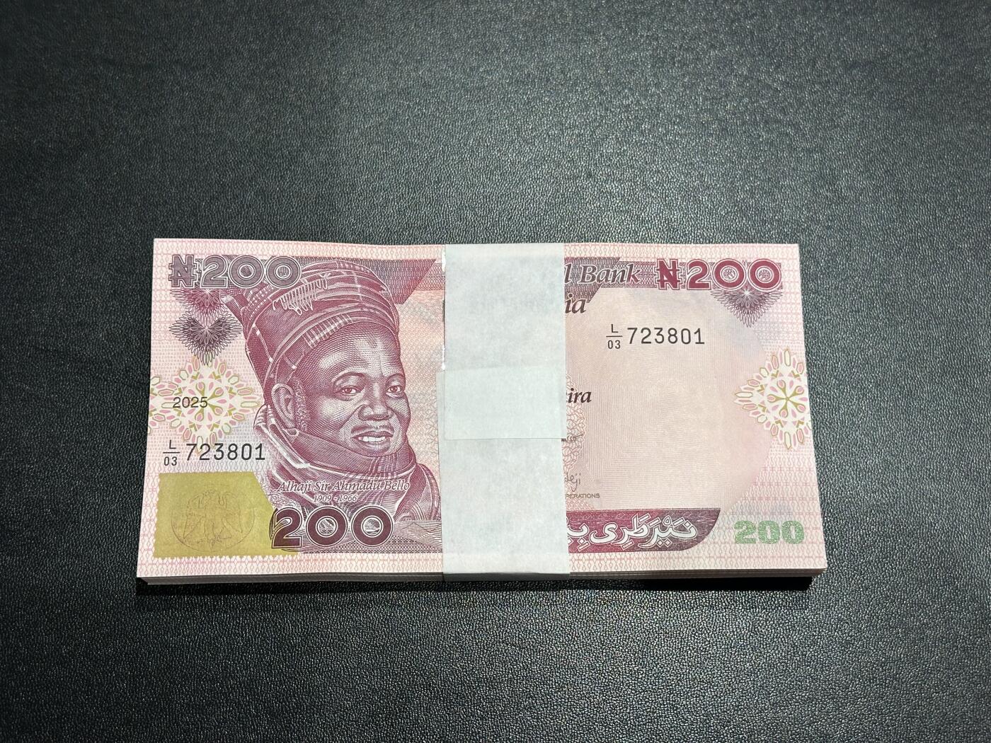 《外钞收藏家》第六百一十四期（精选场）（长期征集拍品、欢迎藏友们联系合作） 2025年尼日利亚200奈拉 标准100连号 全新 尾801-900