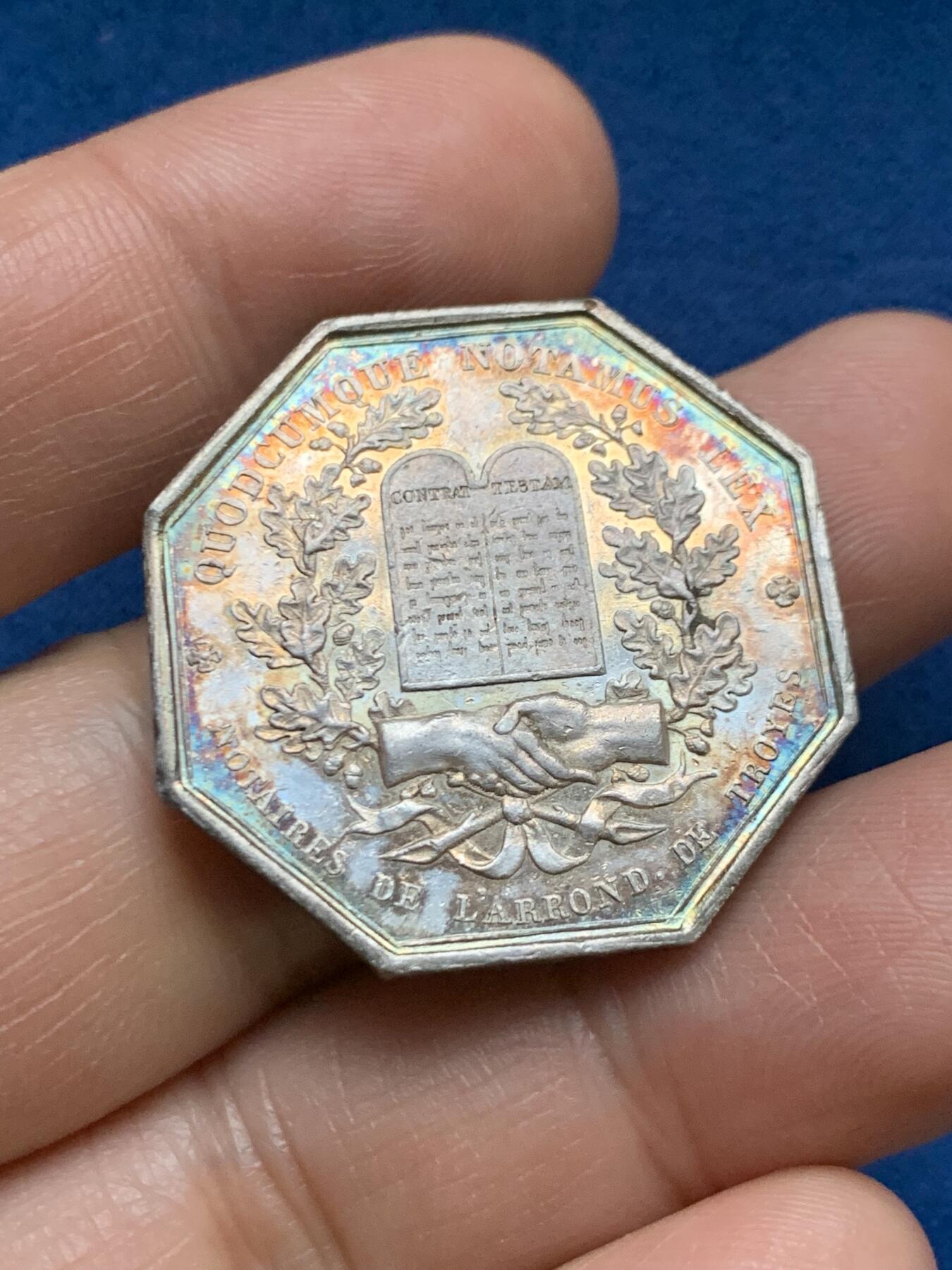 《竞宝斋》第467场 周日，周一 2场连拍 （全场包邮）欢迎送拍 法国1833女神头像银质八角代币，少见品种八角，神态与眼神冷峻而又孤傲， 早期少见神灯边铭银标，直径：31.1mm，重量：13.6g