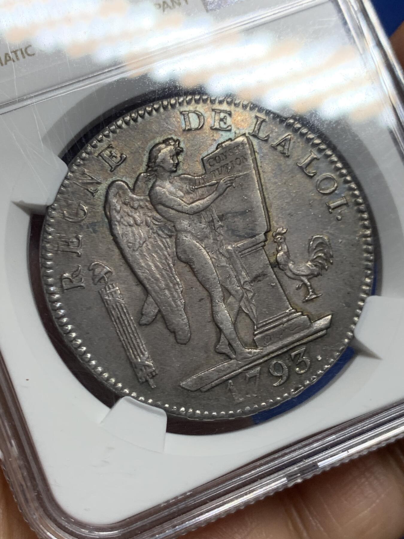 《竞宝斋》第467场 周日，周一 2场连拍 （全场包邮）欢迎送拍 名誉品 NGC AU58 天使埃居 法国国民公会时期1793年6里弗尔 少见好品，几乎未流通，深色均匀黑包浆，打制标准。铸造于国民公会时期(1792年9月21日-1795年10月26日)，持续时间很短，留存好品很少，此时路易十六已被斩首，因此正面由站立天使取代路易十六的头像，1793年为共和二年ANlI。