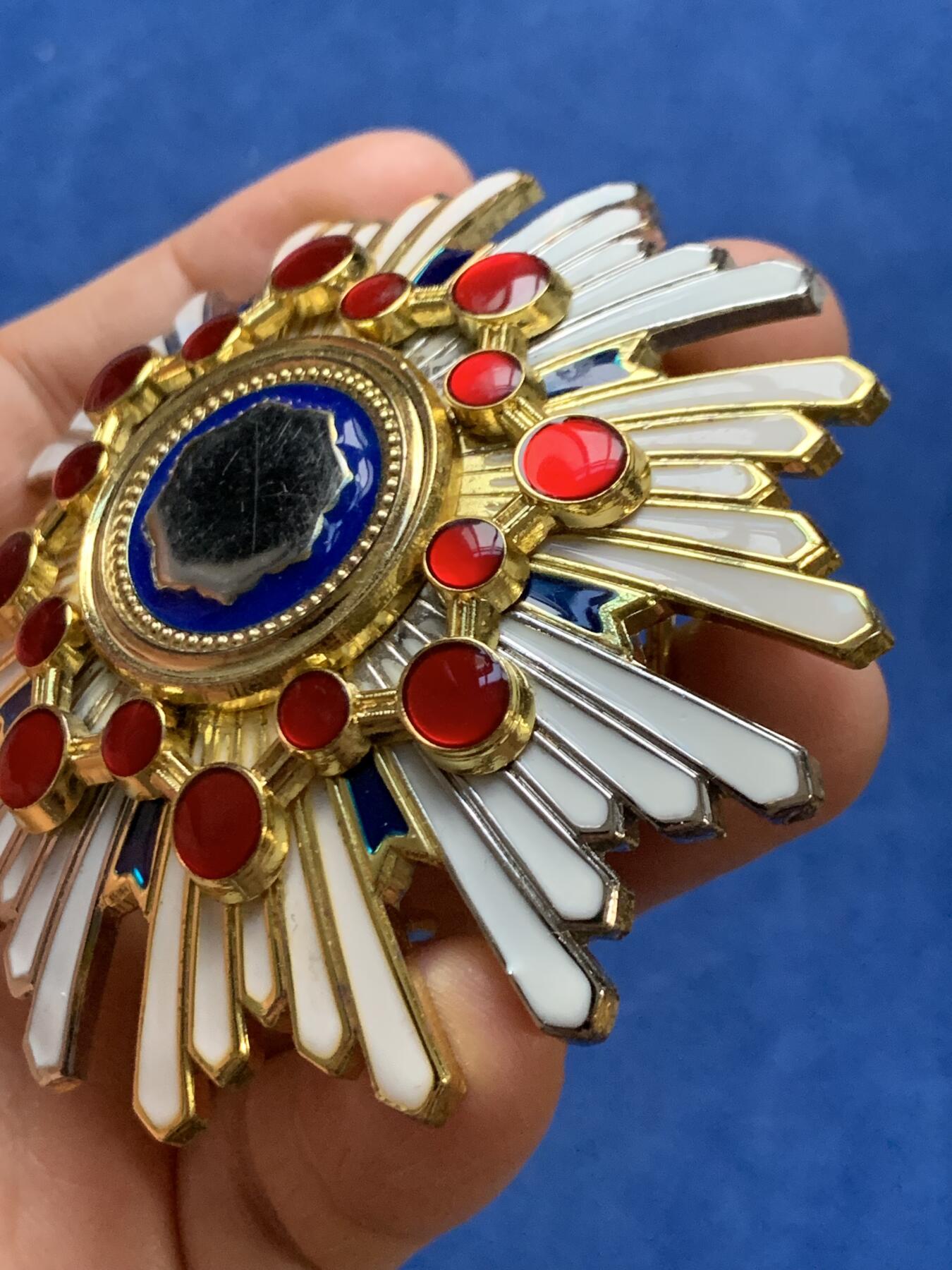 《竞宝斋》第467场 周日，周一 2场连拍 （全场包邮）欢迎送拍 复刻日本瑞宝二等章 合金材质 108.7克 细节见图