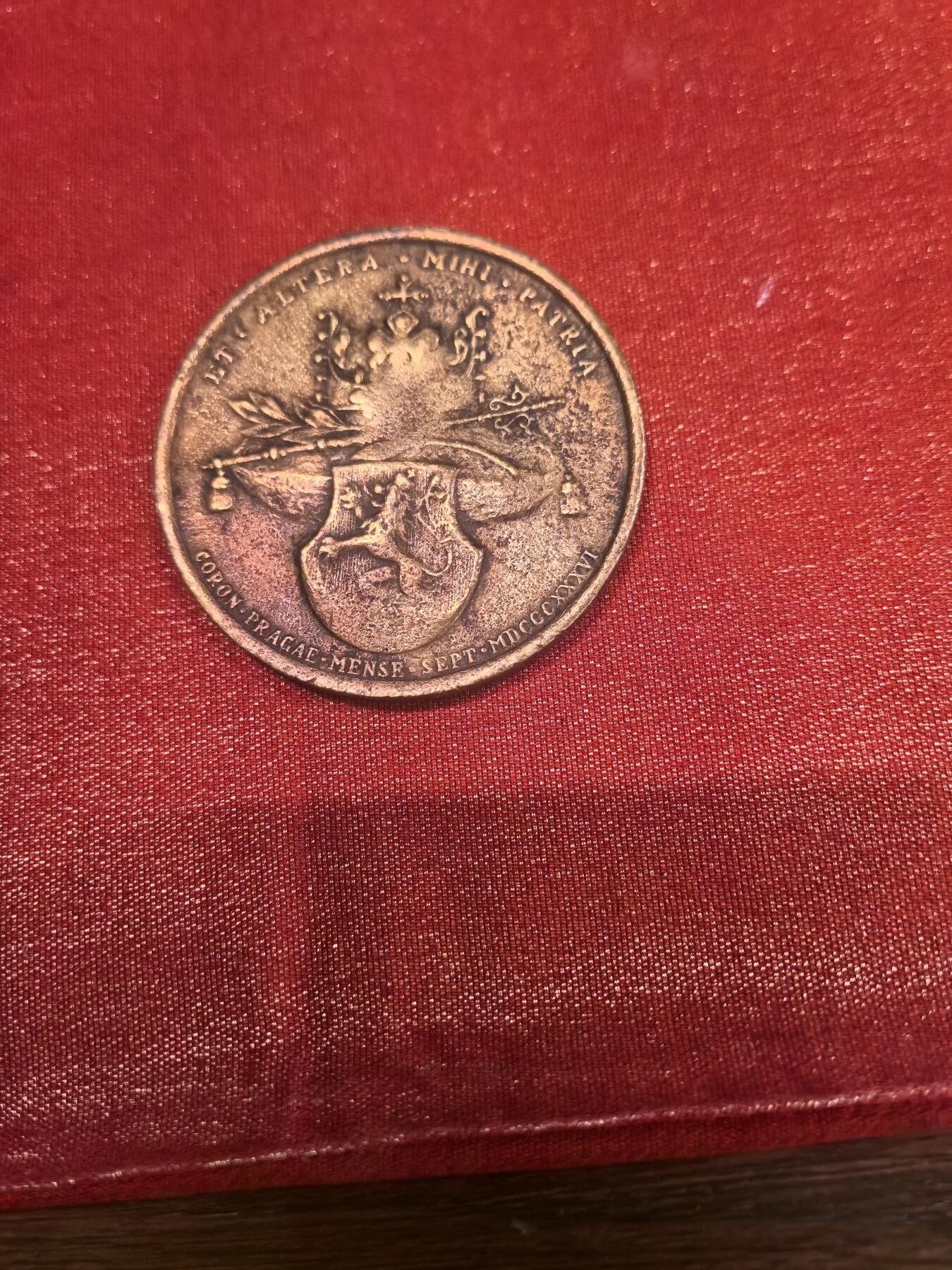 欧洲银章和银币  奥地利帝国玛丽亚·安娜皇后布拉格加冕纪念铜章（1836年）解读 这是一枚为纪念奥地利帝国皇后玛丽亚·安娜（Maria Anna of Savoy）于1836年9月在布拉格加冕为波西米亚女王而发行的官方纪念铜章，属于哈布斯堡王朝重要的历史实物。