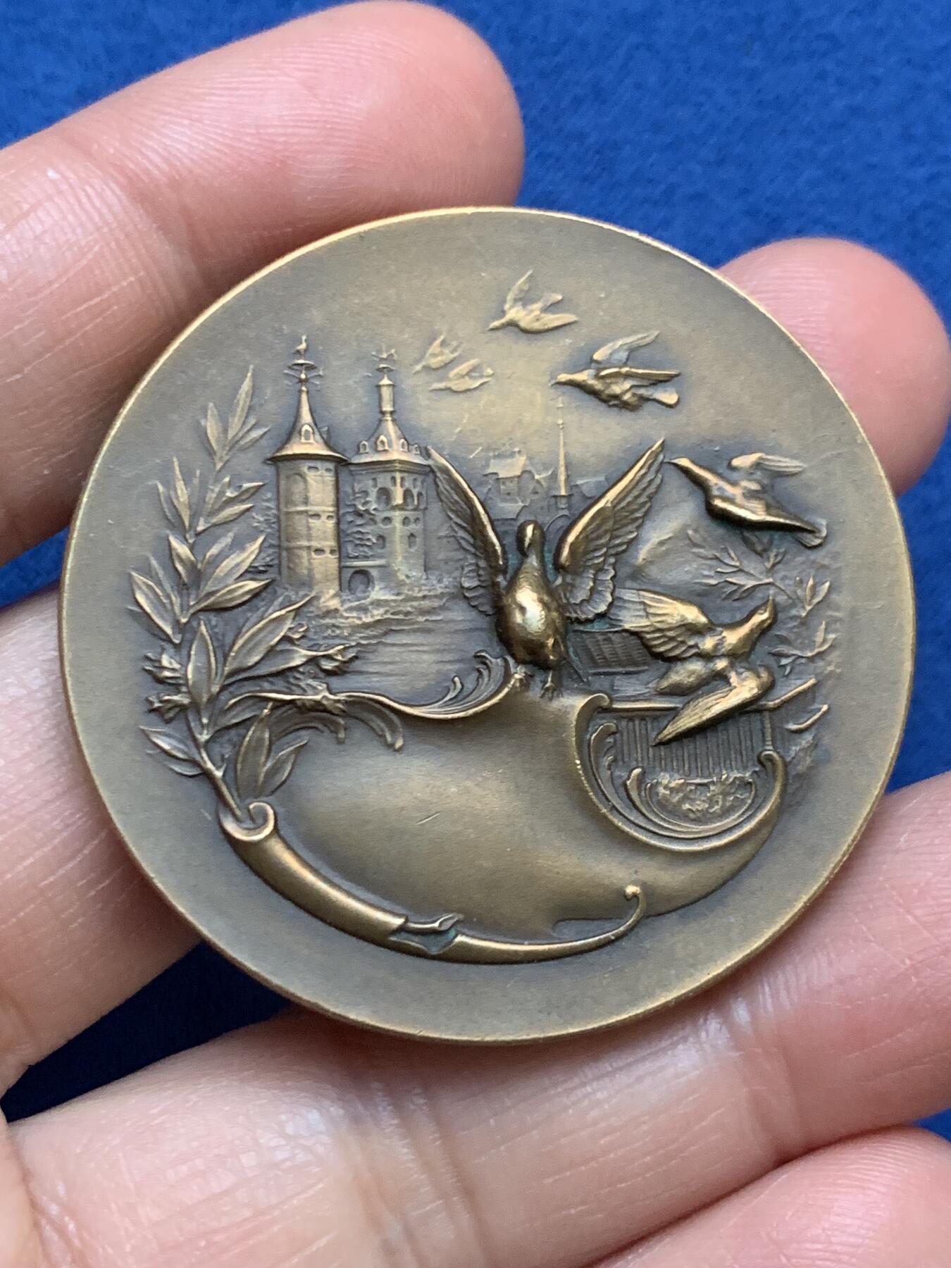 《竞宝斋》第467场 周日，周一 2场连拍 （全场包邮）欢迎送拍 法国巴黎鸽子协会奖章，直径：44.2mm，重：39.4g，三角铜标边铭。