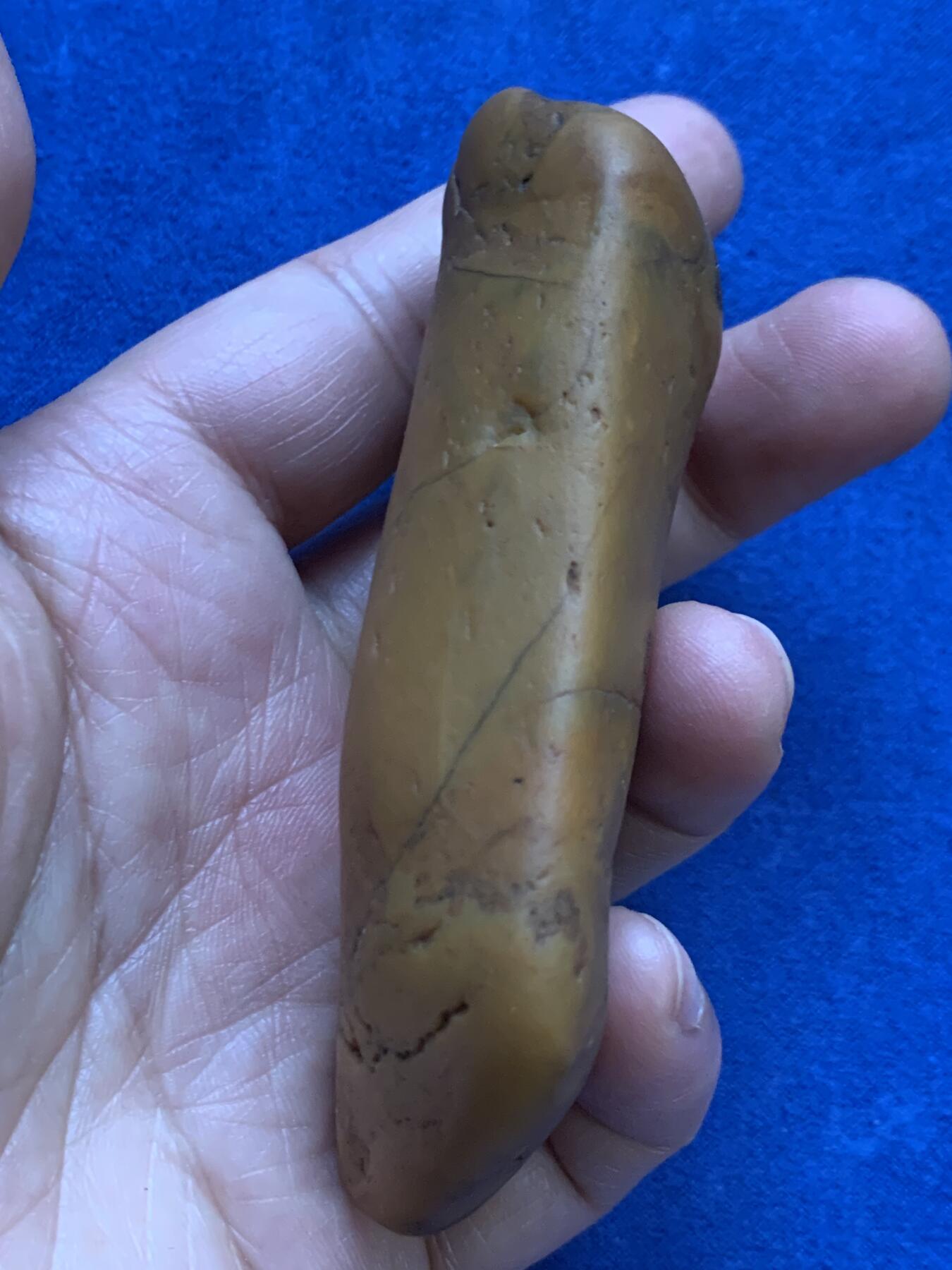 《竞宝斋》第467场 周日，周一 2场连拍 （全场包邮）欢迎送拍 黄蜡石石雕·苍鹰 手把件，重155克，大小适中，石型一手握，鹰眼有神，宛如活物，也是很好的镇纸