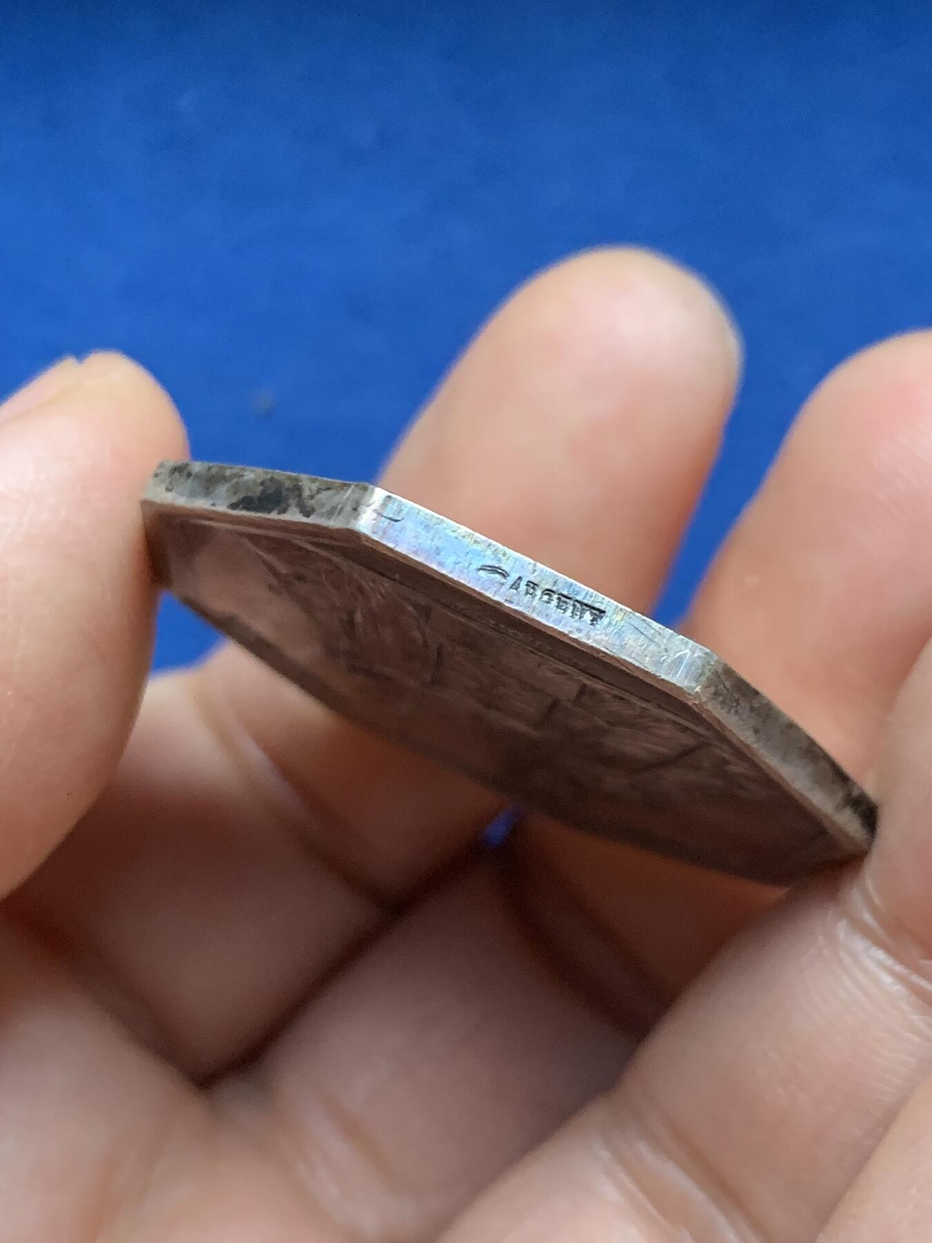 《竞宝斋》第467场 周日，周一 2场连拍 （全场包邮）欢迎送拍 早期法兰西银行八角银质代币 手指银标 24.6克 36mm