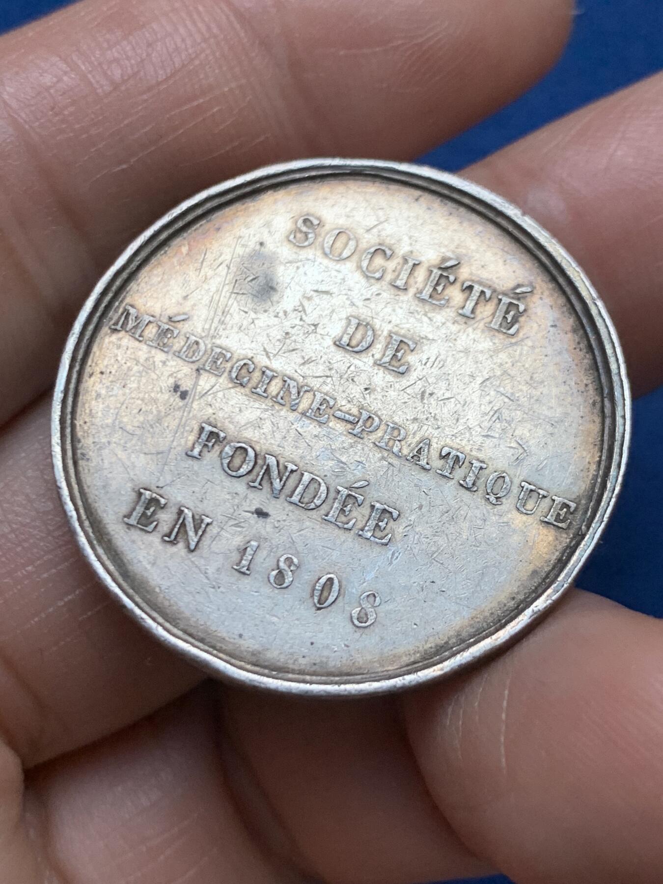 《竞宝斋》第467场 周日，周一 2场连拍 （全场包邮）欢迎送拍 法国医学协会银章，直径：31.8mm，重：12.55g，神灯边铭。