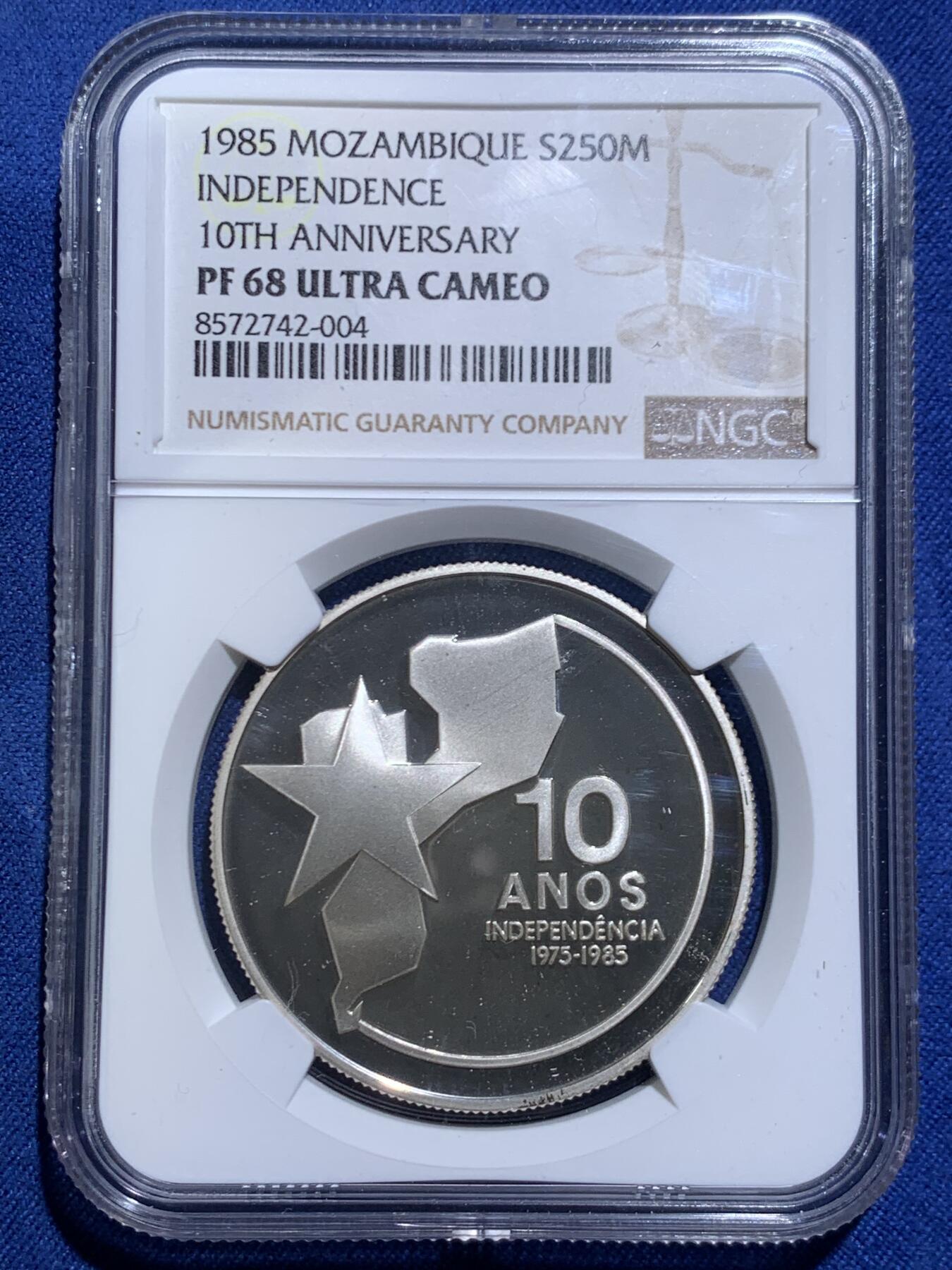 《竞宝斋》第467场 周日，周一 2场连拍 （全场包邮）欢迎送拍 NGC PF68UC 莫桑比克1985年250梅蒂卡尔精制银币 莫桑比克独立10周年纪念 发行量仅2千 带盒