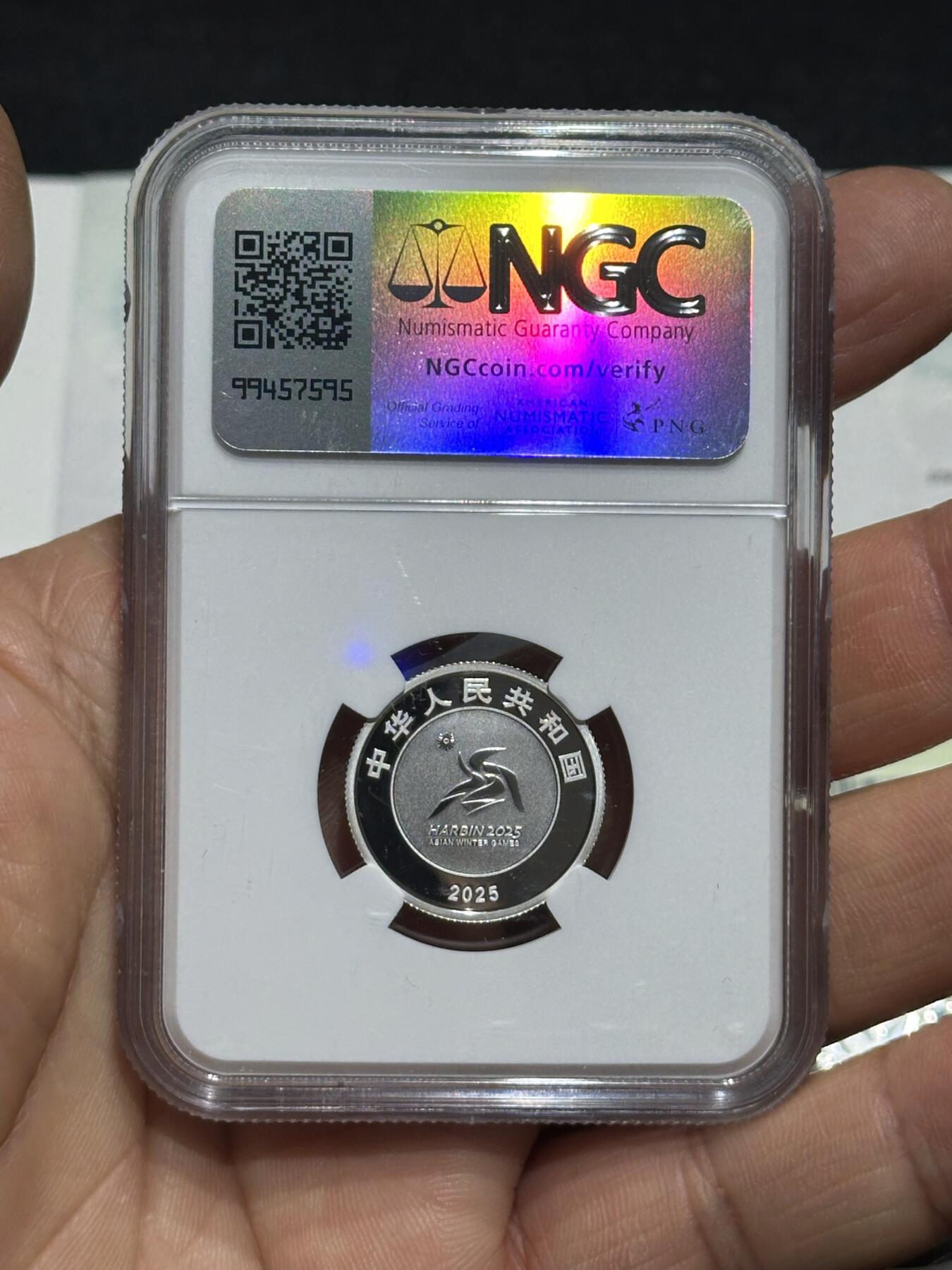 《外钞收藏家》第六百一十四期（精选场）（长期征集拍品、欢迎藏友们联系合作） 2025年第9届亚洲冬季运动会银币纪念币 2枚一起 NGC评级PF70 带证书