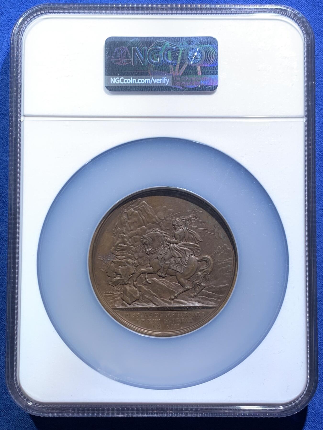 《竞宝斋》第467场 周日，周一 2场连拍 （全场包邮）欢迎送拍 NGC MS63BN 法国1800年拿破仑马伦哥会战纪念铜章，超大加厚盒，双面高浮雕，正面：马伦哥战役为法国与奥地利帝国于第二次反法同盟时期的一场战役，背面：背面为拿破仑穿越圣伯纳德山口，仿照了著名的油画，拿皇手执霹雳雷火，为敌人降下永世神罚