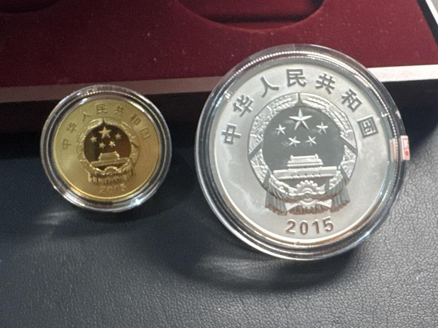 ❤️【币观天下】❤️ 第343期钱币秒杀拍卖场- 2026.3.6周五晚上6点半场 长期征集拍品  2015年中国人民抗日战争暨世界反法西斯战争胜利70周年金银套币，内含7.776克面值100元金币一枚，31.104克面值10元银币一枚，成色999，金总出品，盒证齐全，内壳未拆封，品相全新