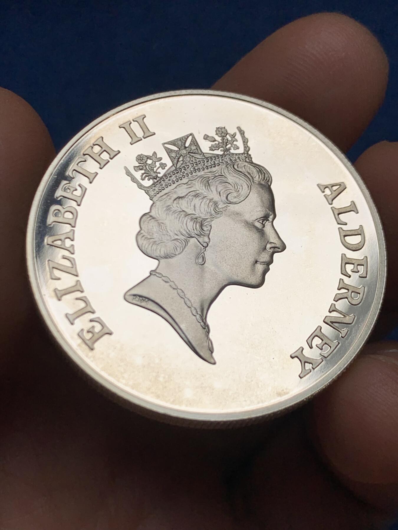 《竞宝斋》第467场 周日，周一 2场连拍 （全场包邮）欢迎送拍 奥尔德尼2000年千禧年5英镑银币 925银 28.2克