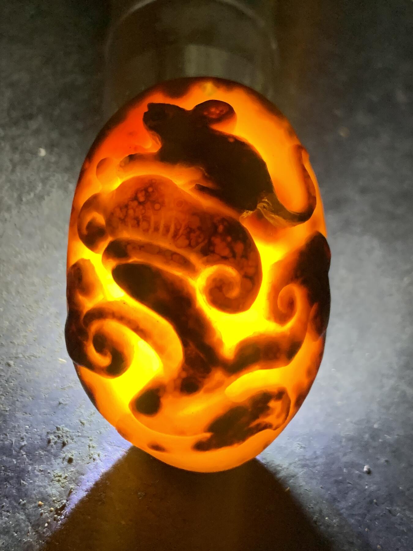 精美亚光冰飘战国红玛瑙手工俏色巧雕鼠来宝吊坠一个，