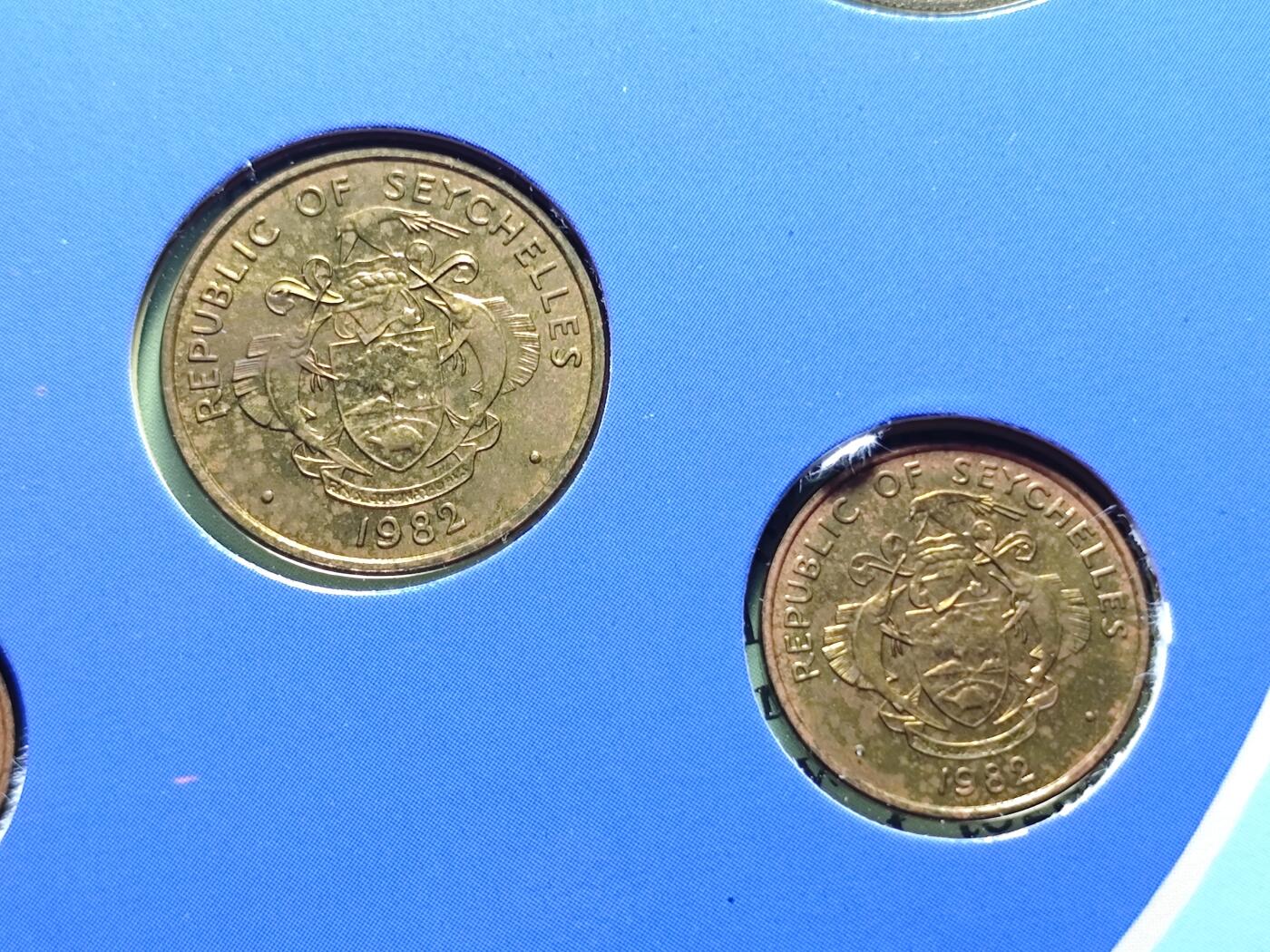 KK钱币收藏小铺   套币 批量/好品散币专场 2月预留时间 周末发货  1982塞舌尔东西面值清年一套