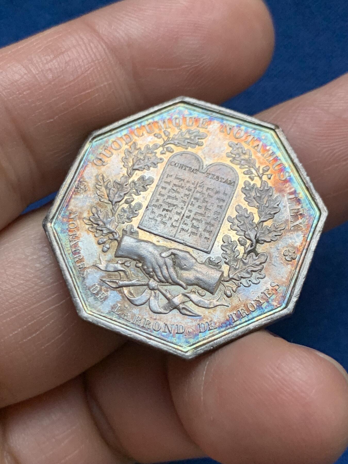 《竞宝斋》第467场 周日，周一 2场连拍 （全场包邮）欢迎送拍 法国1833女神头像银质八角代币，少见品种八角，神态与眼神冷峻而又孤傲， 早期少见神灯边铭银标，直径：31.1mm，重量：13.6g