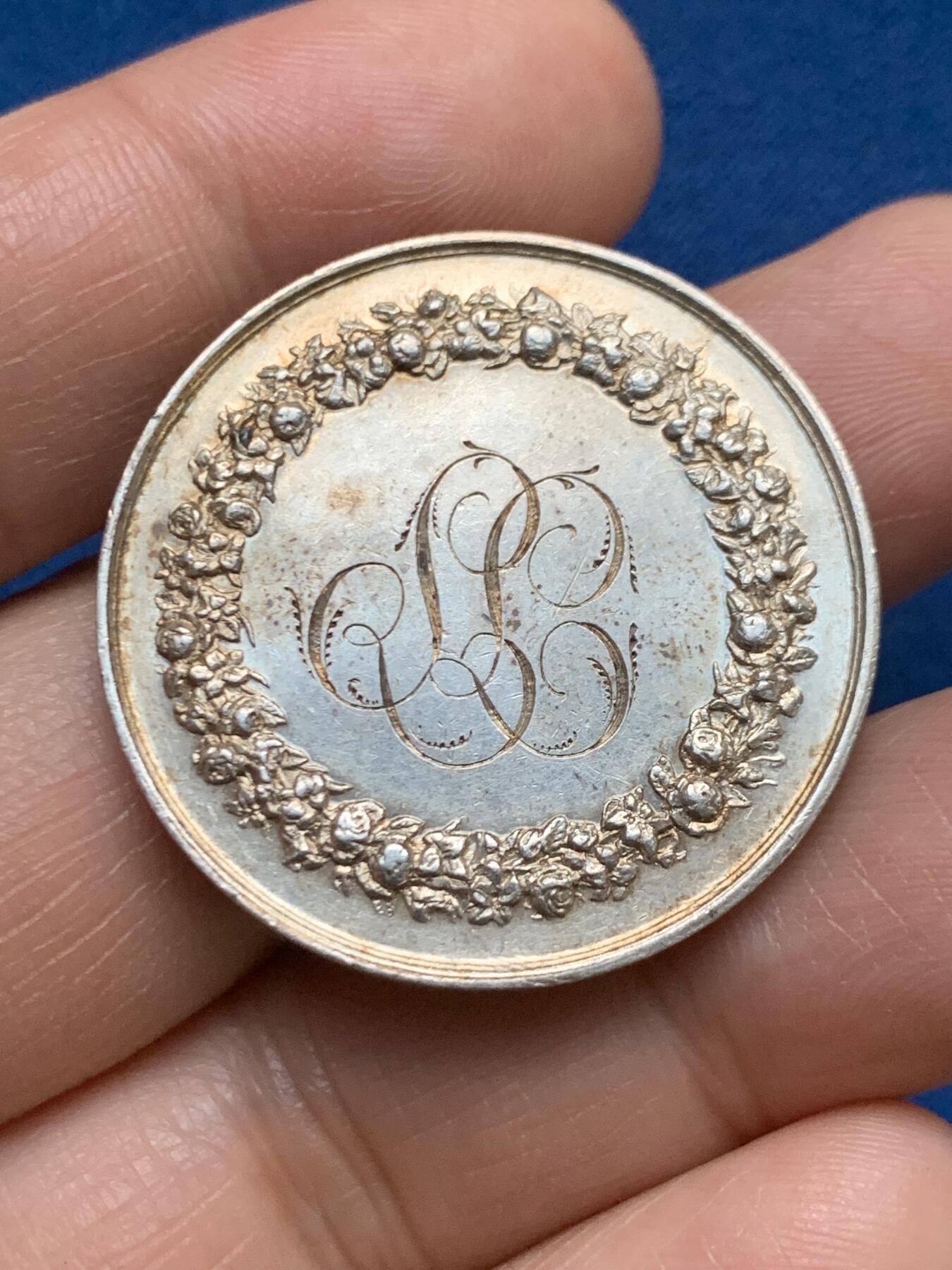 《竞宝斋》第467场 周日，周一 2场连拍 （全场包邮）欢迎送拍 法国婚姻与爱情纪念银章，15.36g，33.4mm，蜜蜂边铭。