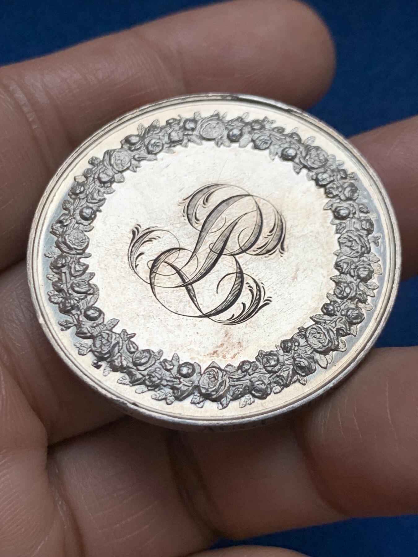 《竞宝斋》第467场 周日，周一 2场连拍 （全场包邮）欢迎送拍 法国婚姻与爱情纪念银章，24.93g，39.2mm，蜜蜂边铭，周圈刻字。