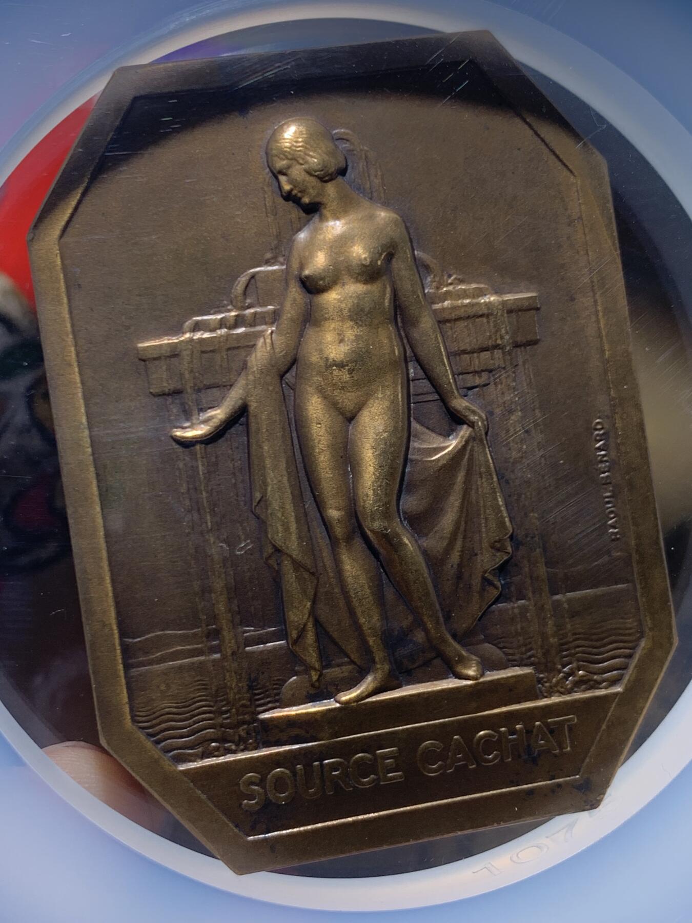 《竞宝斋》第467场 周日，周一 2场连拍 （全场包邮）欢迎送拍 NGC MS63BN 法国新艺术章牌 Renard 大师作品《依云温泉》 清凉名章 加大加厚盒