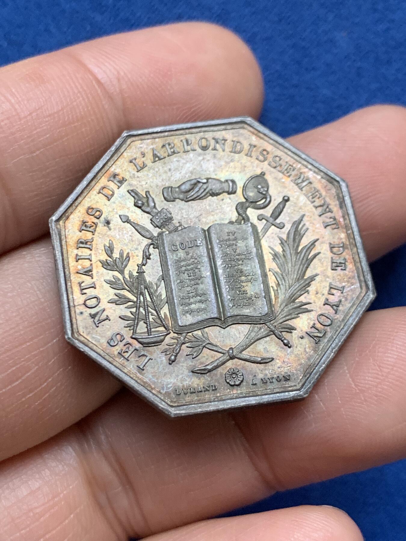 《竞宝斋》第467场 周日，周一 2场连拍 （全场包邮）欢迎送拍 法国 1839年 里昂公证人 八角银质代币 手指银标边铭 14.5g 32.3mm