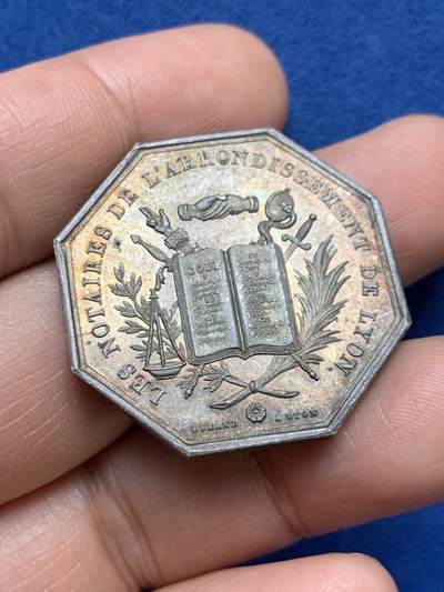 《竞宝斋》第467场 周日，周一 2场连拍 （全场包邮）欢迎送拍 - 法国 1839年 里昂公证人 八角银质代币 手指银标边铭 14.5g 32.3mm