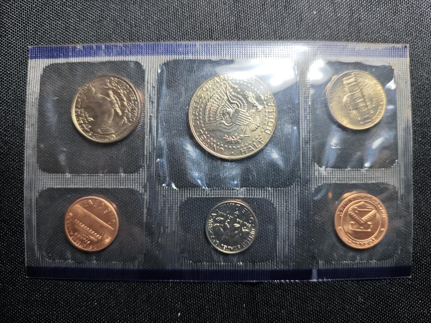 KK钱币收藏小铺   套币 批量/好品散币专场 2月预留时间 周末发货  1986美国大小面值清年一套 含造币厂纪念章