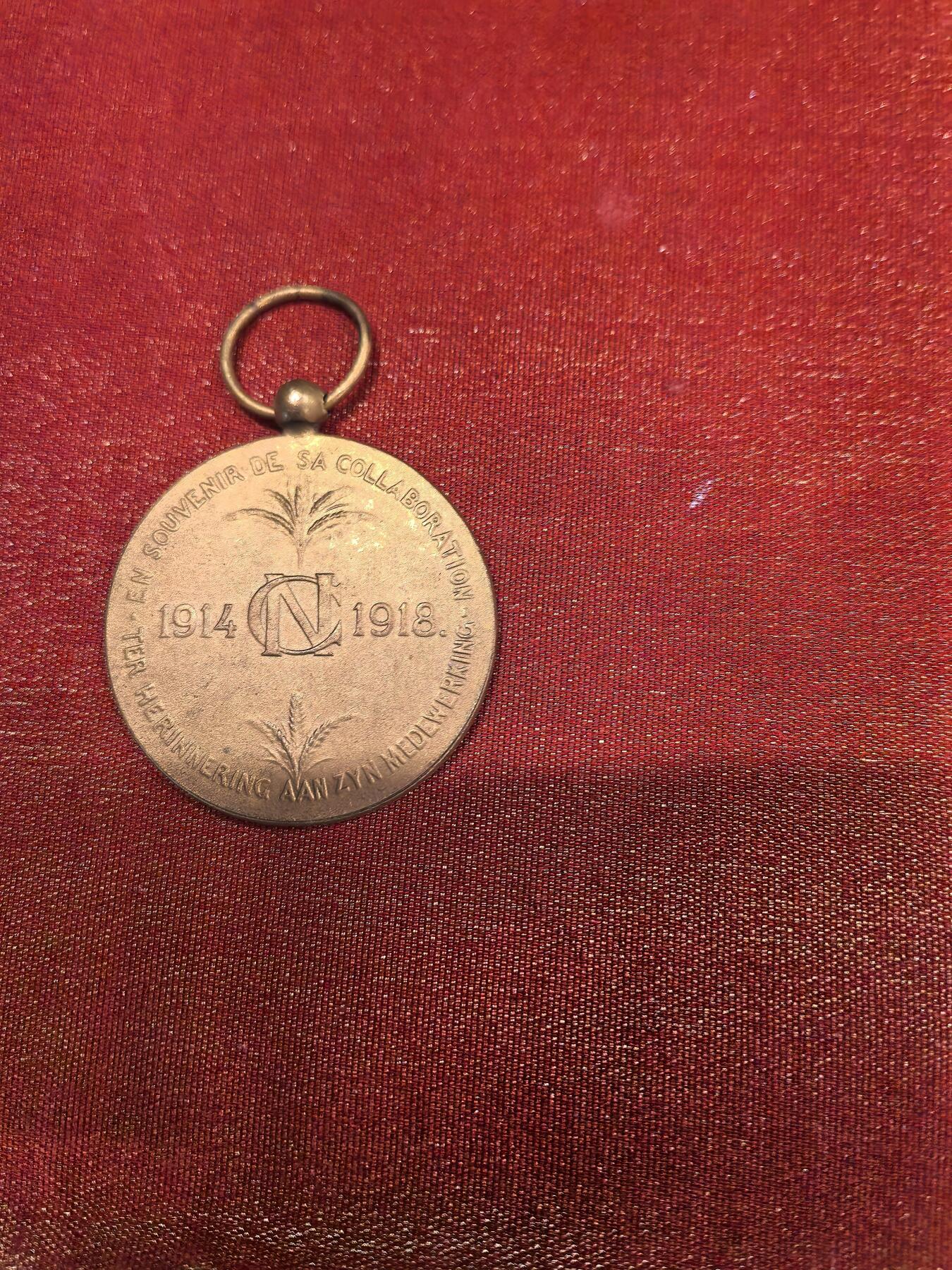 欧洲银章和银币 比利时一战国家援助与食品委员会奖章（1914-1918）解读 这是一枚由比利时雕刻家 Godefroy Devreese 设计的铜质镀金奖章，用于表彰在第一次世界大战期间，为比利时国家援助与食品委员会