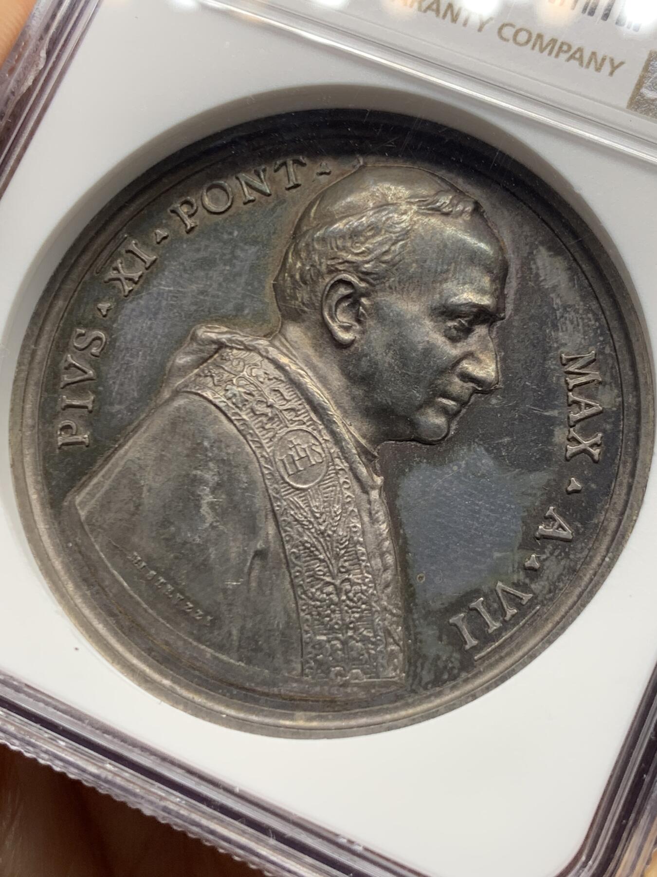 《竞宝斋》第467场 周日，周一 2场连拍 （全场包邮）欢迎送拍 NGC MS62 梵蒂冈1928年保罗十一世教皇耶稣城城市景观大银章，双面深彩包浆，高浮雕立体感强，建筑刻画细节精致，值得珍藏，加厚盒。