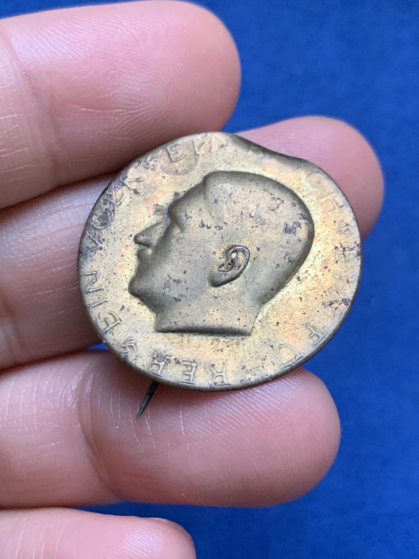 《竞宝斋》第467场 周日，周一 2场连拍 （全场包邮）欢迎送拍 德国1933-1945年美术落榜生胸针，1.68克，章牌目录C-201。细节见图