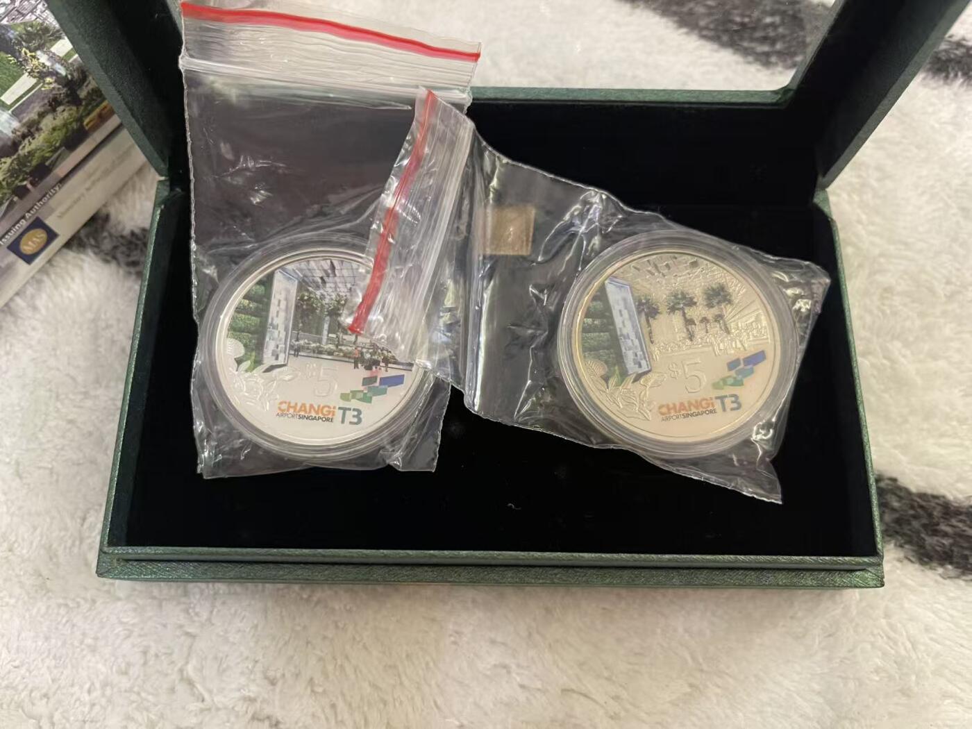 ❤️【币观天下】❤️ 第343期钱币秒杀拍卖场- 2026.3.6周五晚上6点半场 长期征集拍品  新加坡2008年樟宜机场T3航站楼建成纪念币双粒银+铜镍铜镍稍有氧化