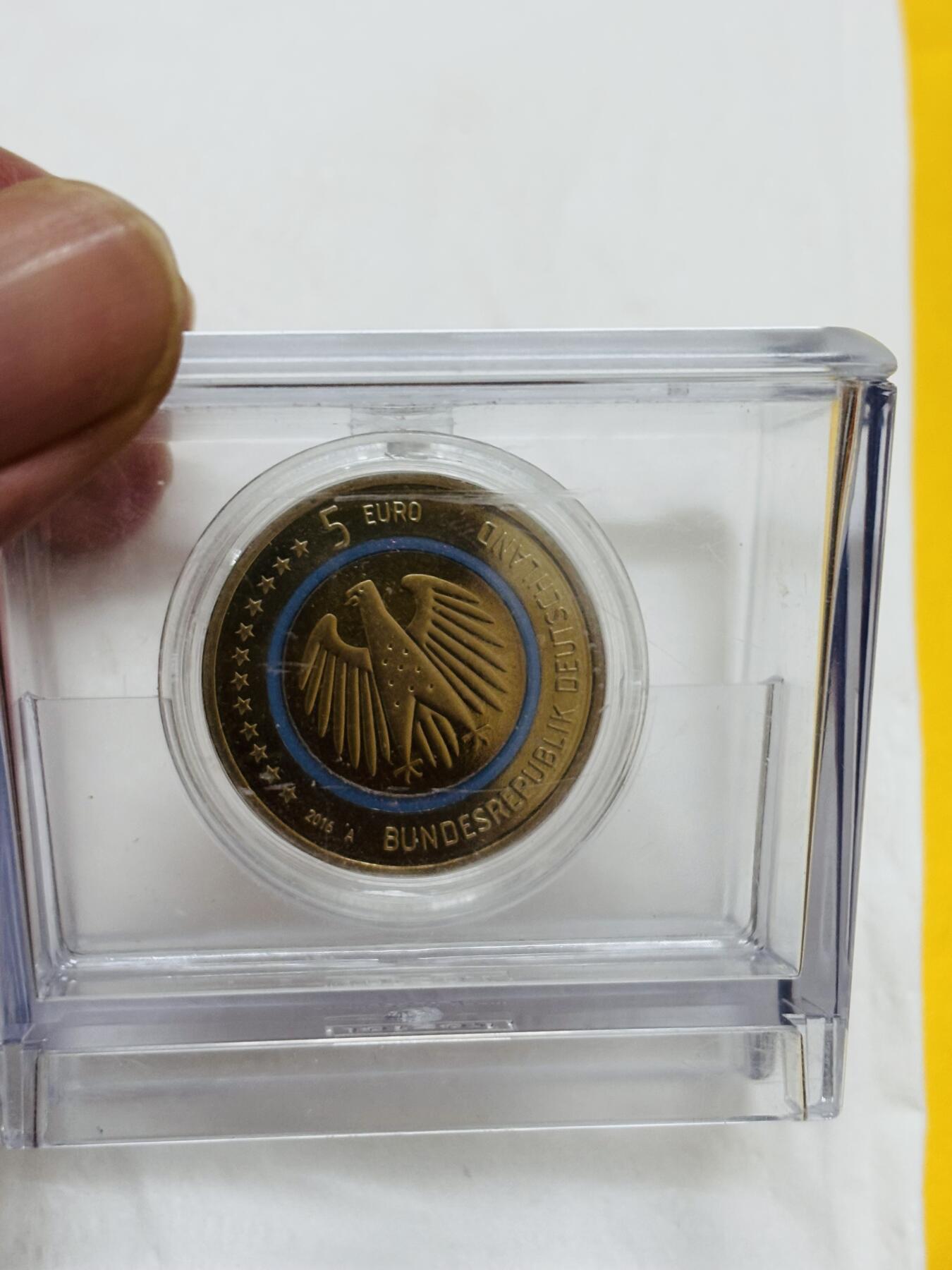 文馨钱币收藏第 295 场，（元宵场）各种银币散币纪念章，长期接代拍业务 德国2016年5欧元镶嵌高分子聚合物白铜精制纪念币，非常少见 附带参考价，带盒子收藏