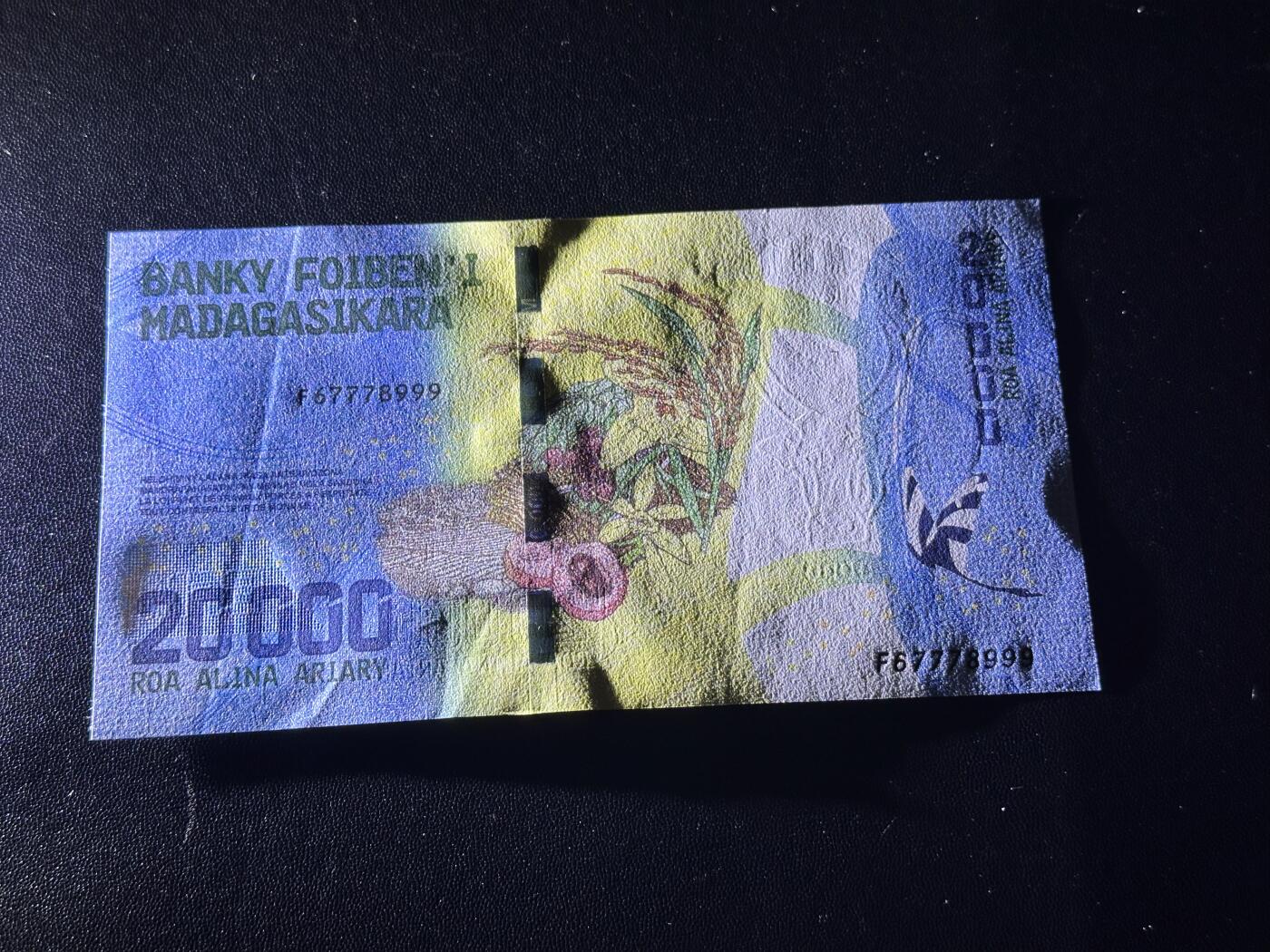 《外钞收藏家》第六百一十四期（精选场）（长期征集拍品、欢迎藏友们联系合作） 马达加斯加2万 靓号 豹子号999 AU品相