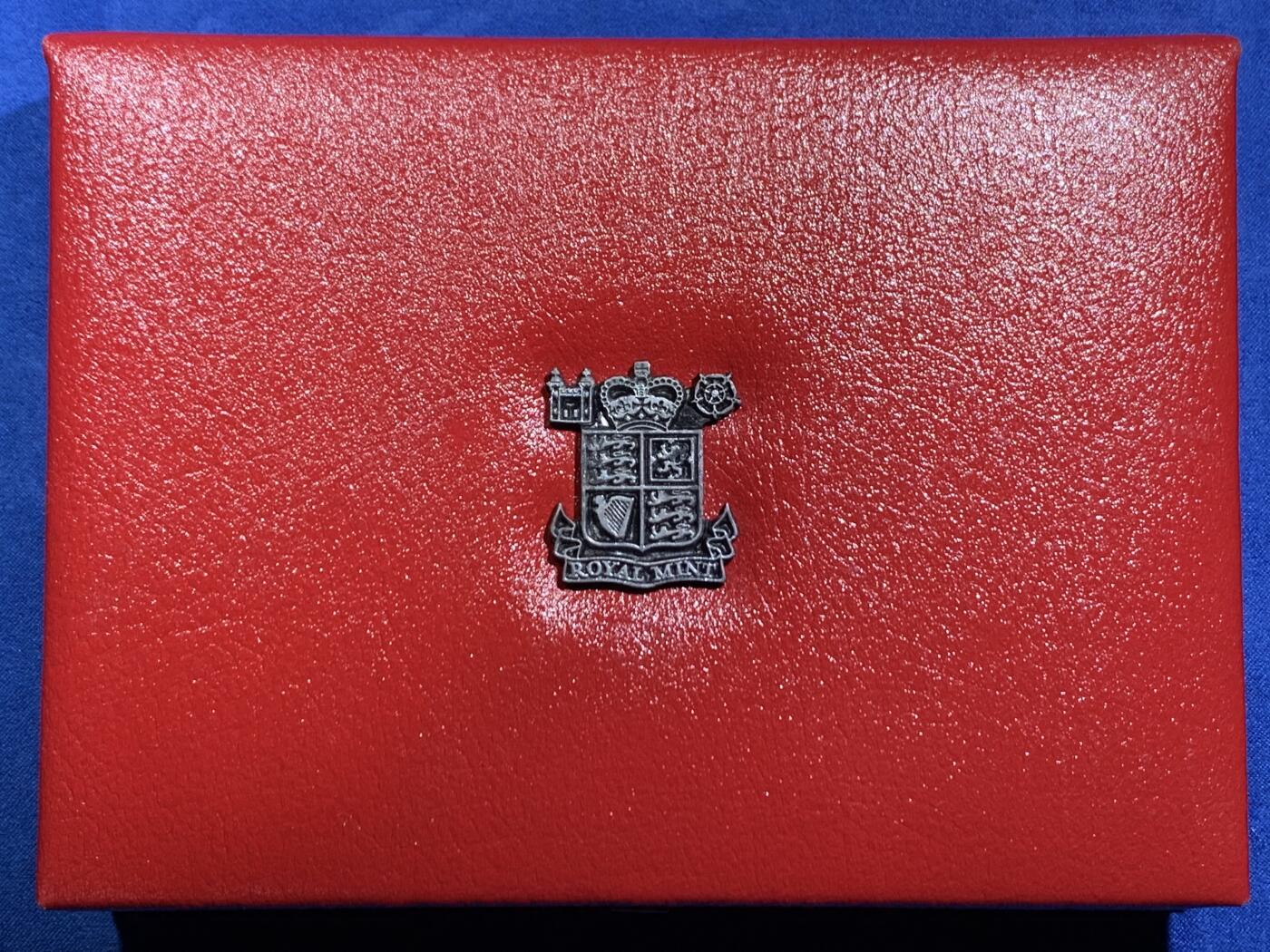 《竞宝斋》第467场 周日，周一 2场连拍 （全场包邮）欢迎送拍 英国1987年精制套币，带1枚1英镑橡树精制币，7枚币，盒证齐全，品相精美，高档盒装