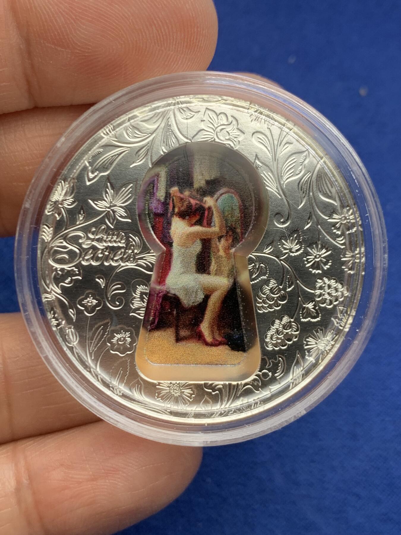 《竞宝斋》第467场 周日，周一 2场连拍 （全场包邮）欢迎送拍 库克2018年10元部分彩色普制银币 小秘密 999银2盎司 发行量：777 盒证全