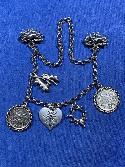 《竞宝斋》第467场 周日，周一 2场连拍 （全场包邮）欢迎送拍 - 欧洲工艺链饰 含两枚1/2马克银币 其它部分 各种材质都有，有的竟然含金 重29.25克。