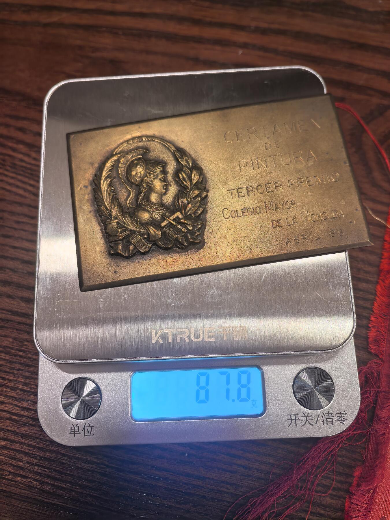 欧洲银章和银币  1968年西班牙蒙克洛亚学院绘画比赛三等奖铜牌解读 这是一枚1968年4月由西班牙马德里**蒙克洛亚学院（Colegio Mayor de la Moncloa）**颁发的绘画比赛三等奖纪念铜牌，见证了西班牙佛朗哥独裁末期的艺术与社会氛围。